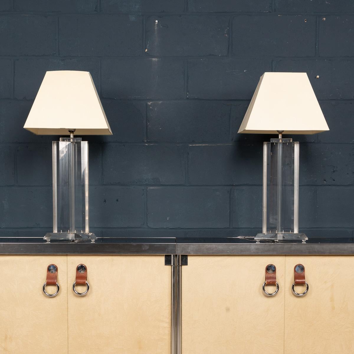 A chic pair of mid-century modernist stacked Lucite lamps, realised in the manner of Karl Springer.

Condition
In great condition - some crazing to the Lucite, otherwise good vintage condition.

Size
diameter: 36cm
height: 74cm