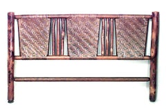 Ein rustikales gewebtes Bett in voller Größe aus altem Hickoryholz