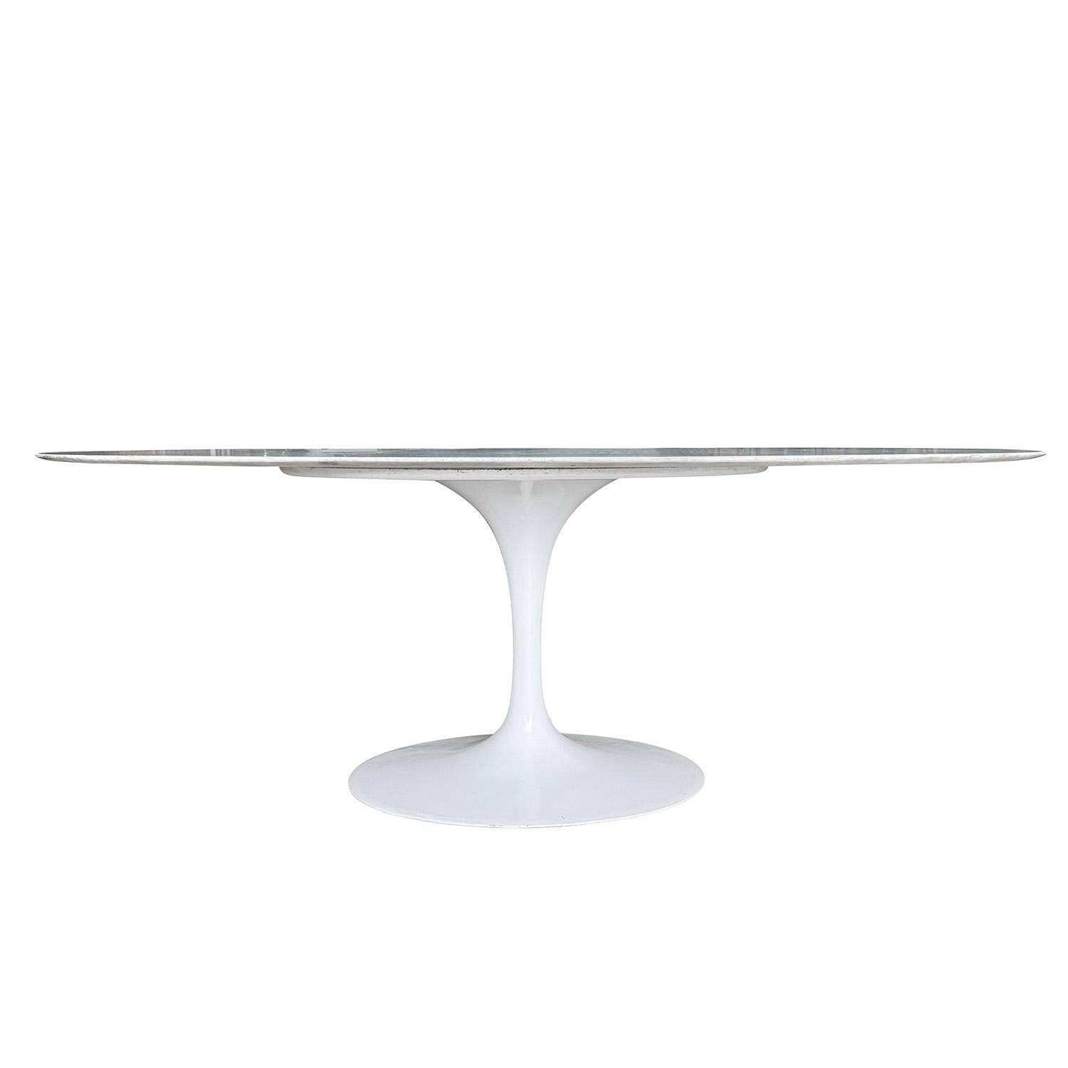 Table de salle à manger ovale en marbre de Carrare, conçue par Eero Saarinen pour Knoll, en bon état. Le plateau de la table de conférence ou de la table centrale est soutenu par un pied en aluminium émaillé imitant une tulipe. Légères
