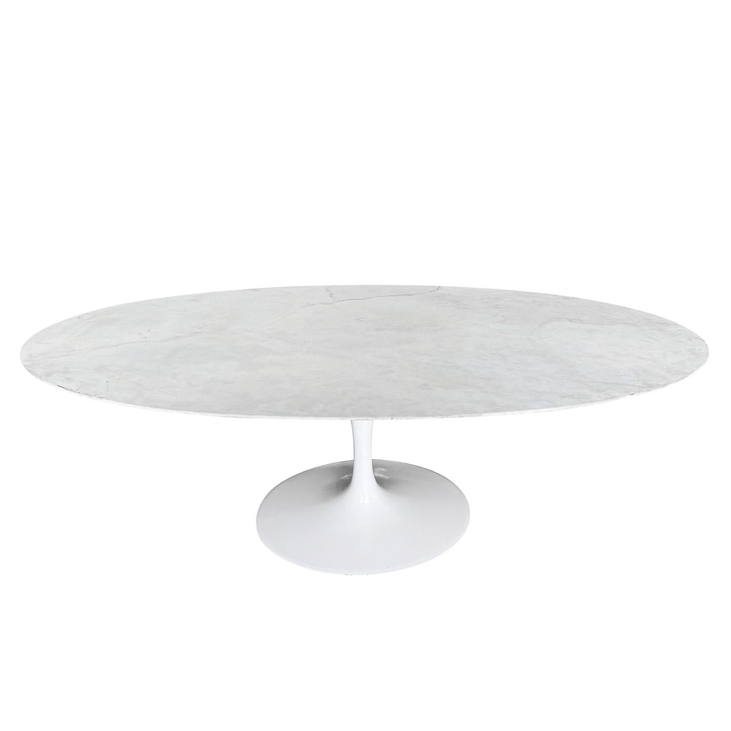 Américain Table de salle à manger ovale Knoll en marbre de Carrare du 20e siècle par Eero Saarinen en vente