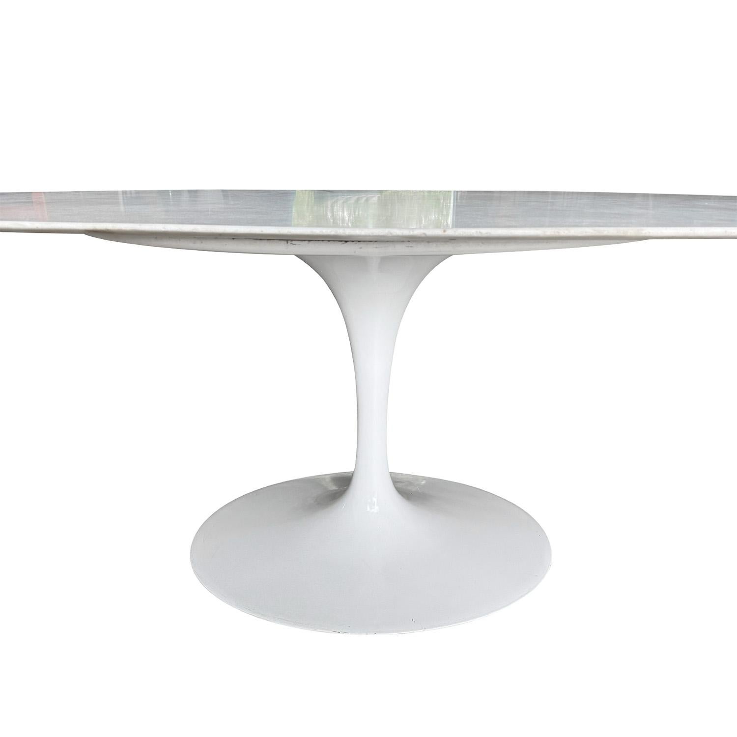 Table de salle à manger ovale Knoll en marbre de Carrare du 20e siècle par Eero Saarinen Bon état - En vente à West Palm Beach, FL