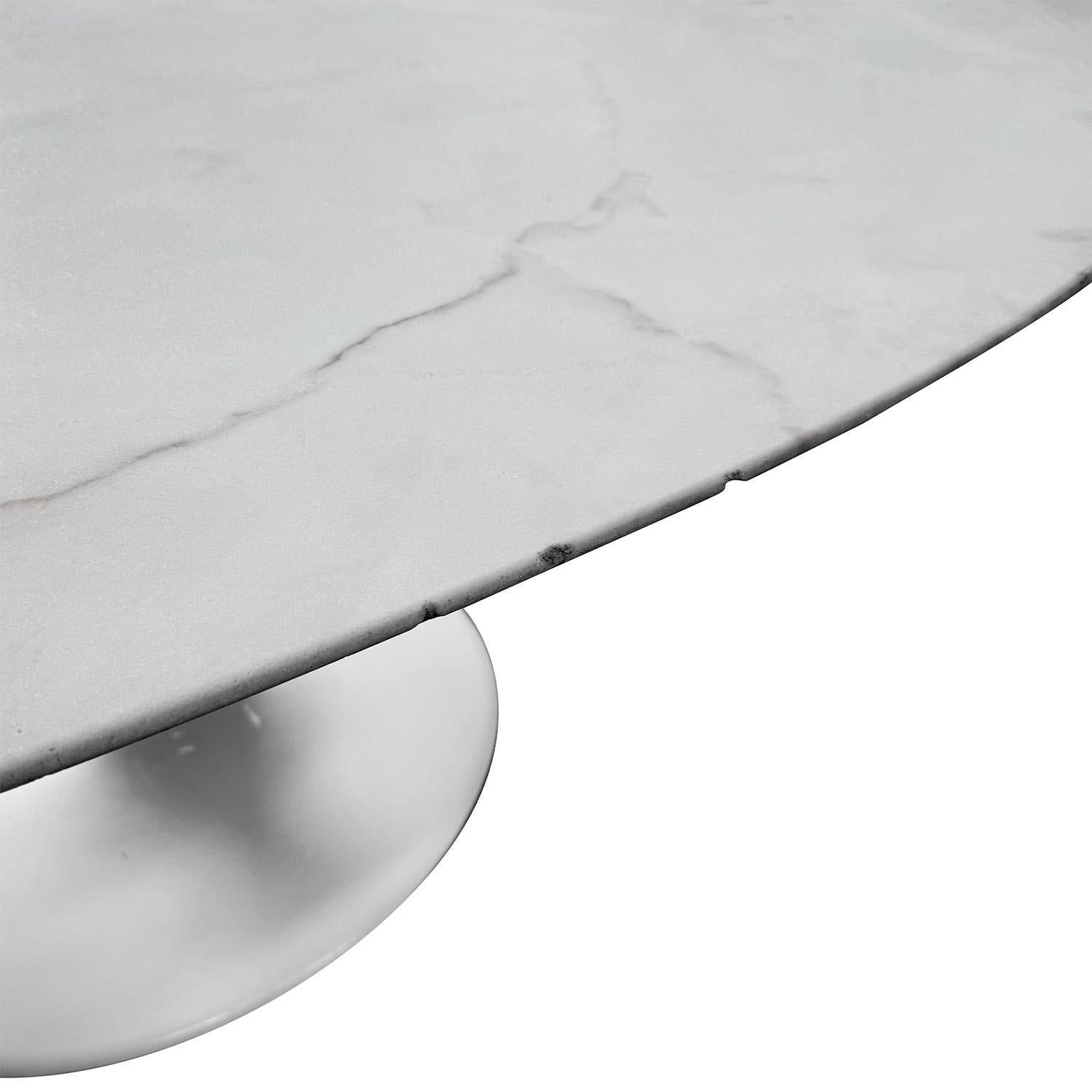 Métal Table de salle à manger ovale Knoll en marbre de Carrare du 20e siècle par Eero Saarinen en vente