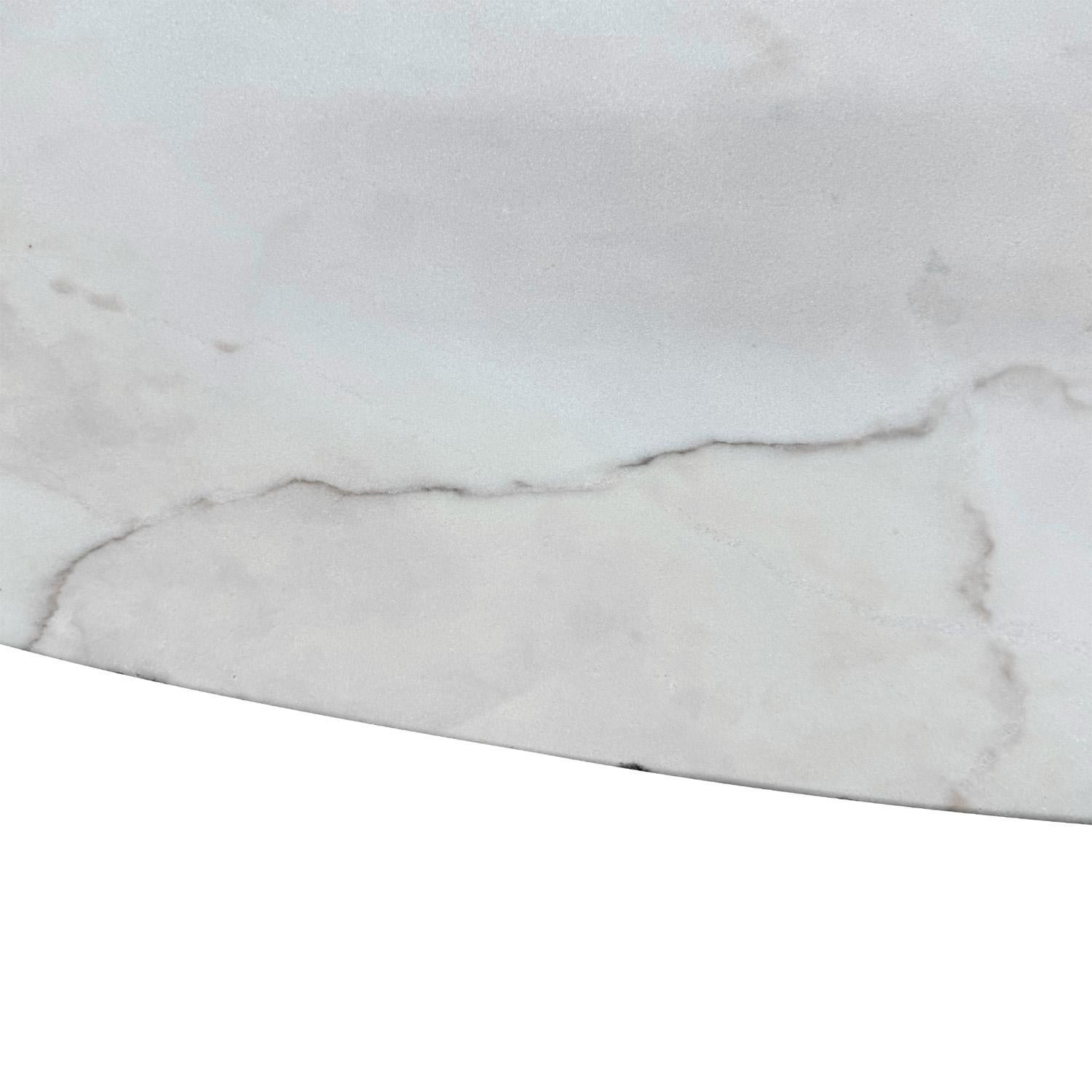 Table de salle à manger ovale Knoll en marbre de Carrare du 20e siècle par Eero Saarinen en vente 1