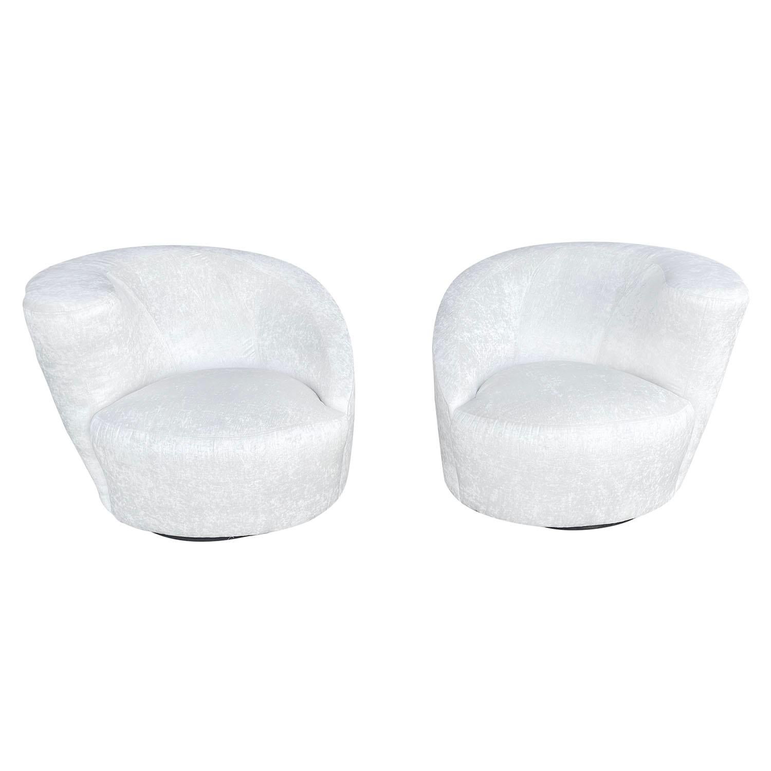 A round, vintage Mid-Century Modern American pair of swivel chairs, designed by Vladimir Kagan, in good condition. The high seat backrest of the lounge chairs are curved. Wear consistent with age and use, Circa 1950 - 1970, United States.

Seat: