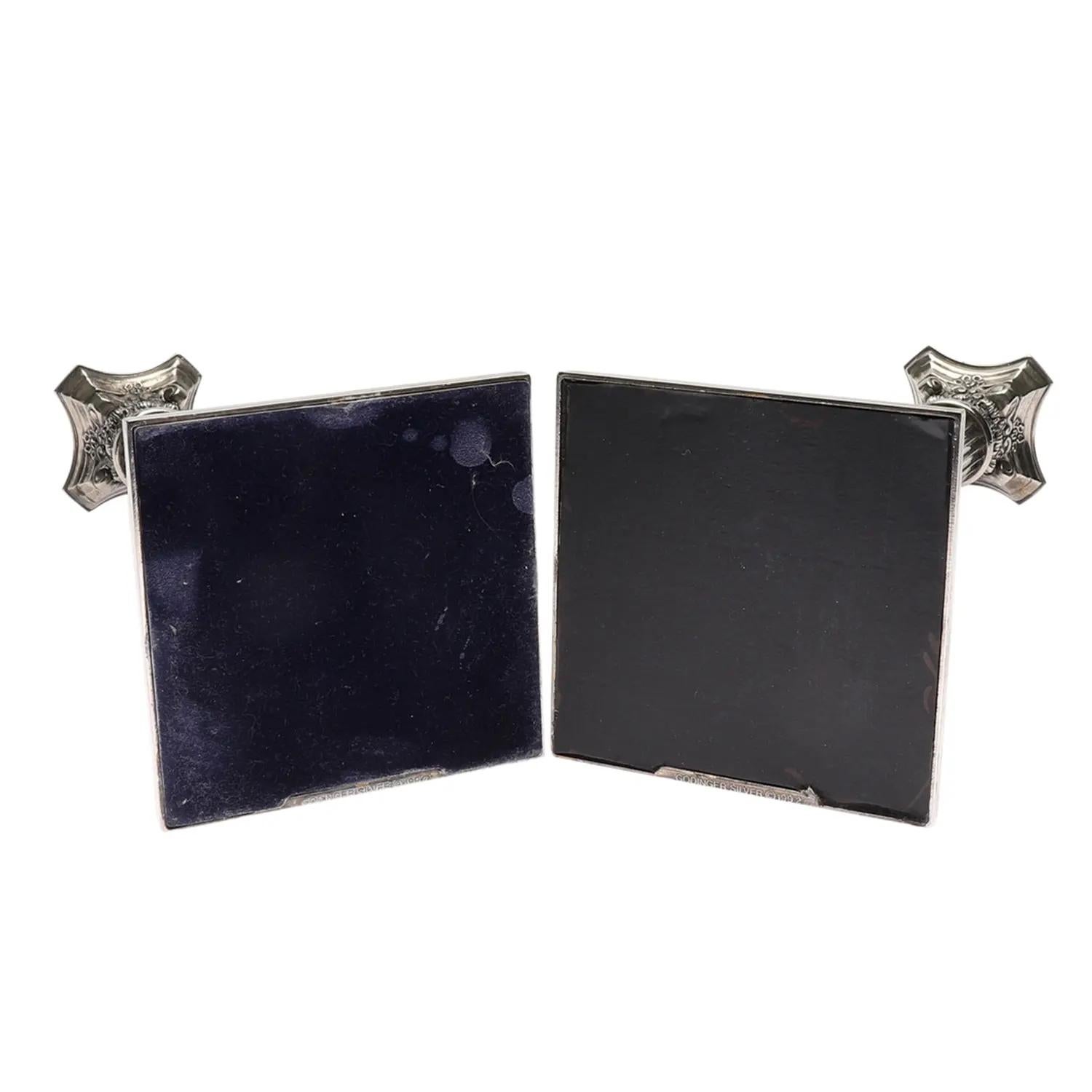 Pareja americana del siglo XX de candelabros de metal plateado de Godinger Hecho a mano en venta