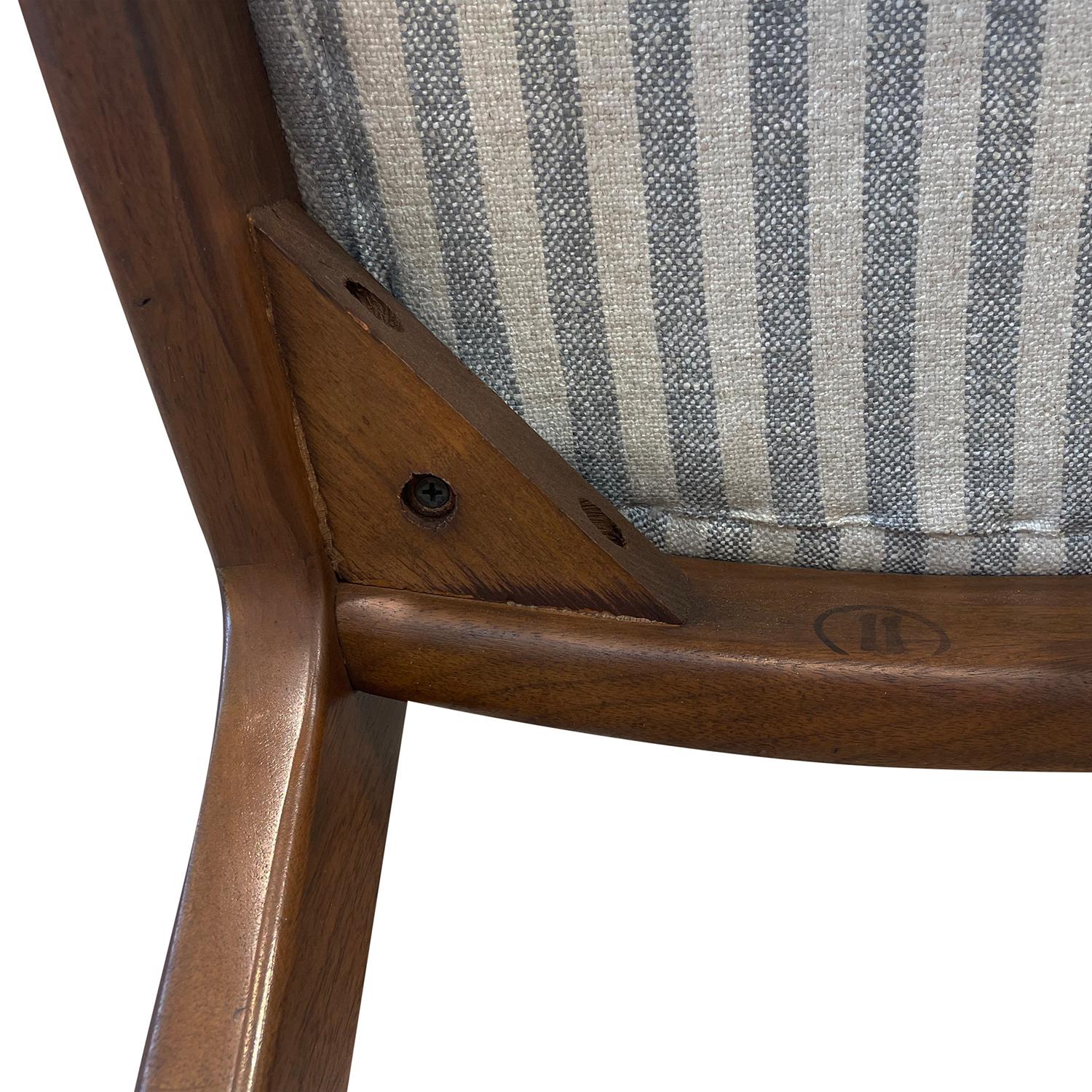 Amerikanisches Paar Sessel aus Nussbaumholz des 20. Jahrhunderts – Esszimmerstühle von John Stuart im Angebot 5
