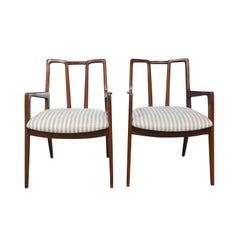 Paire de fauteuils en noyer du 20e siècle - Chaises de salle à manger par John Stuart