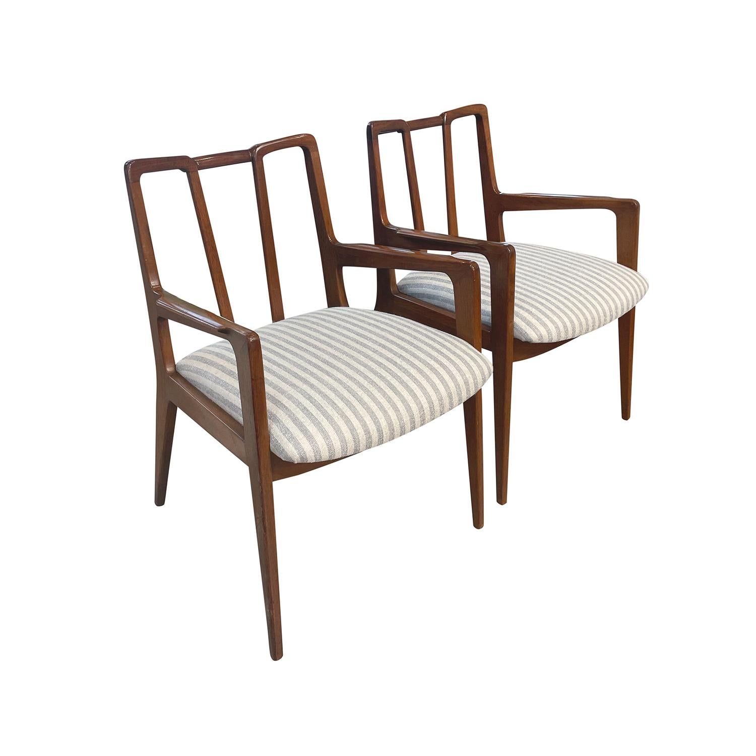 Amerikanisches Paar Sessel aus Nussbaumholz des 20. Jahrhunderts – Esszimmerstühle von John Stuart (Handgefertigt) im Angebot