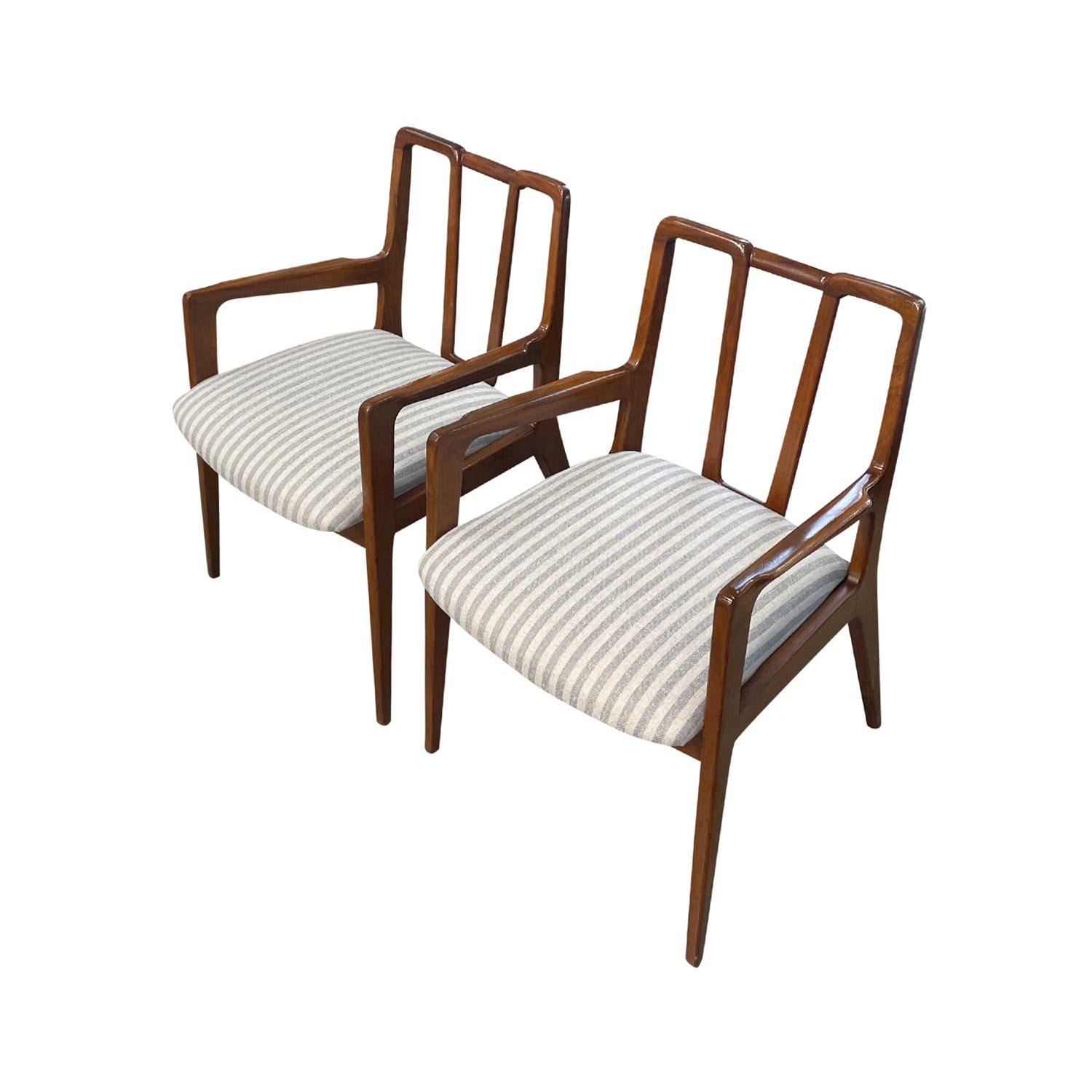 Amerikanisches Paar Sessel aus Nussbaumholz des 20. Jahrhunderts – Esszimmerstühle von John Stuart im Zustand „Gut“ im Angebot in West Palm Beach, FL