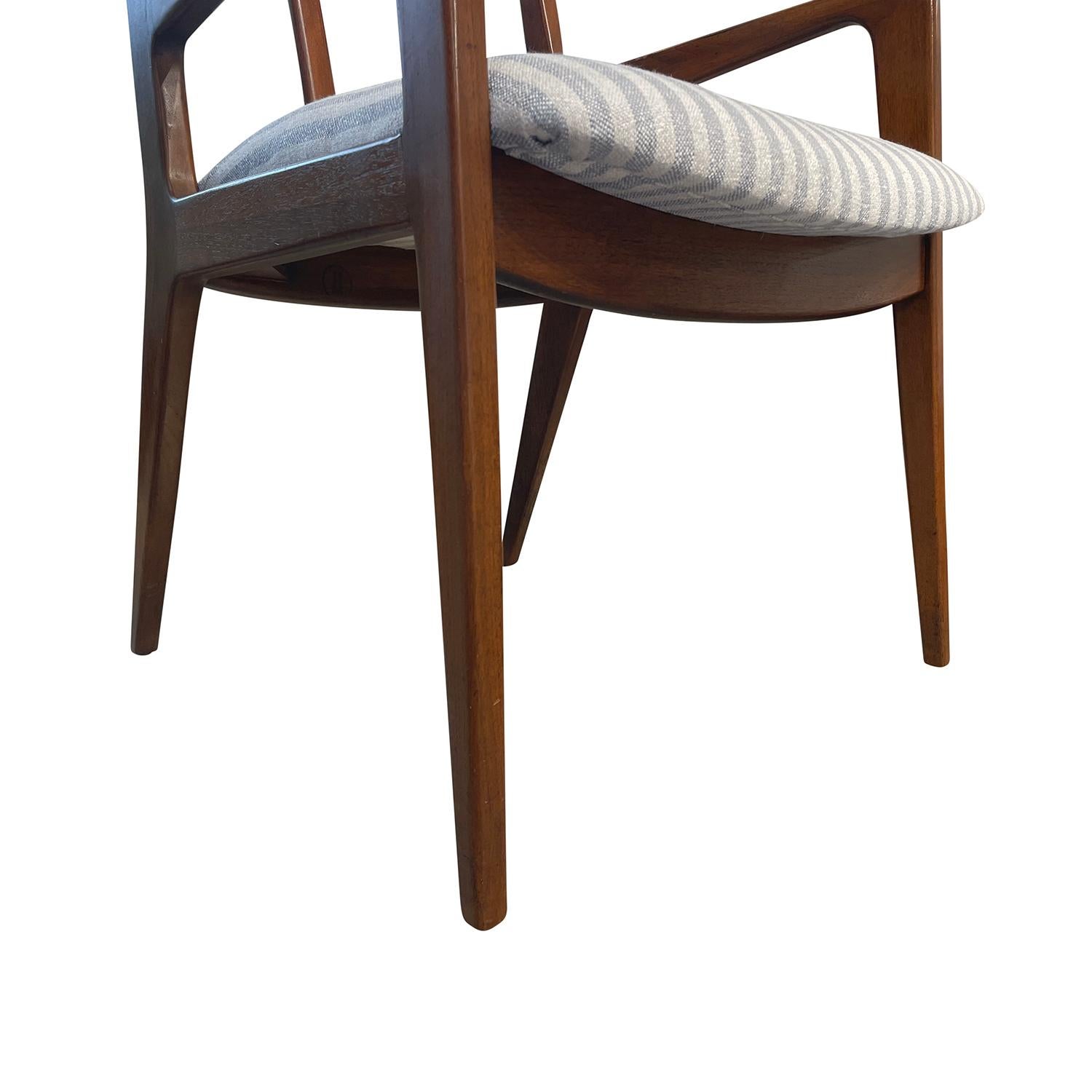 Amerikanisches Paar Sessel aus Nussbaumholz des 20. Jahrhunderts – Esszimmerstühle von John Stuart (Stoff) im Angebot