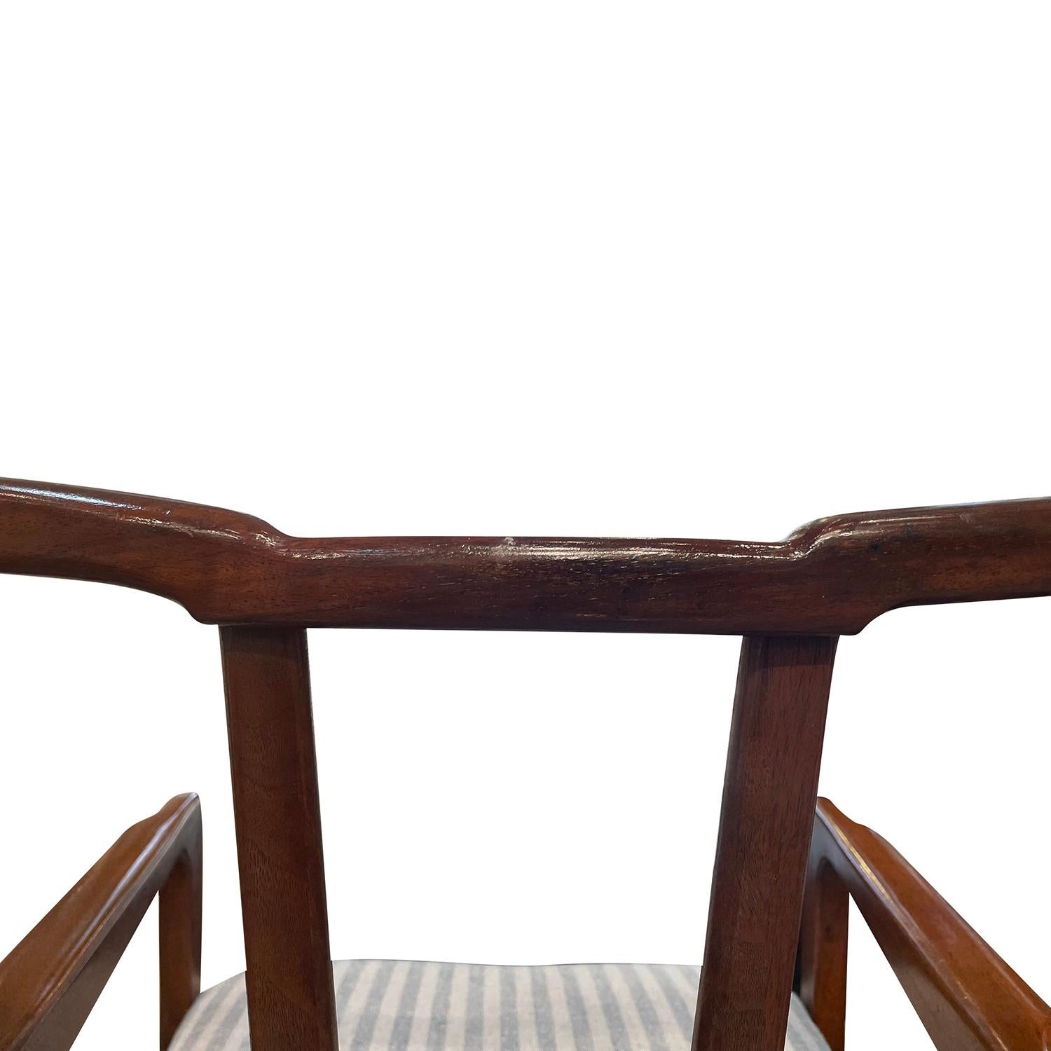 Amerikanisches Paar Sessel aus Nussbaumholz des 20. Jahrhunderts – Esszimmerstühle von John Stuart im Angebot 1