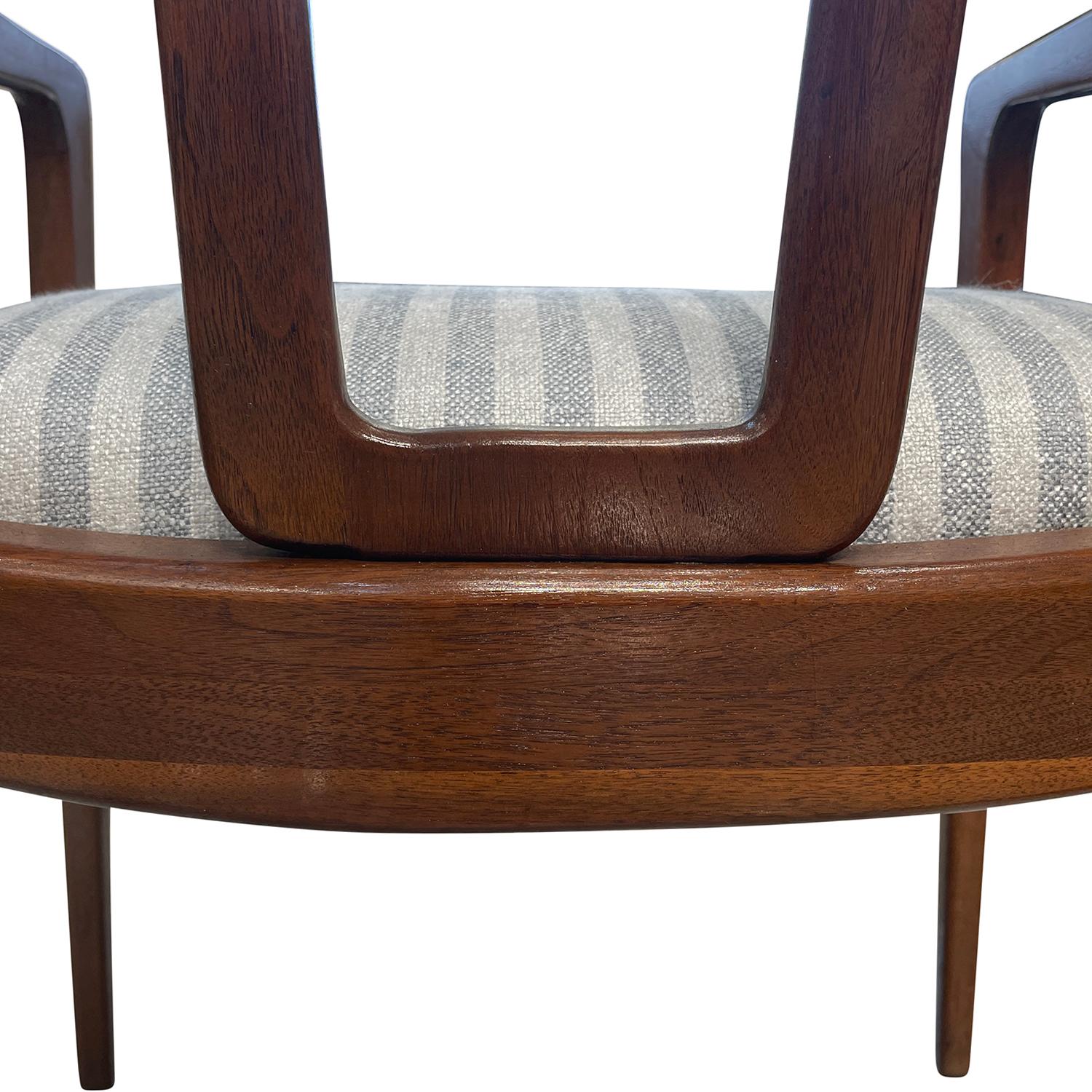 Amerikanisches Paar Sessel aus Nussbaumholz des 20. Jahrhunderts – Esszimmerstühle von John Stuart im Angebot 2