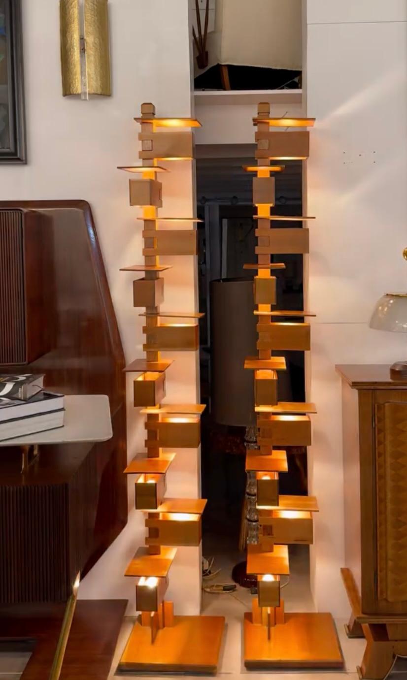 Una coppia di lampade da terra Taliesin scultoree e vintage del Mid-Century Modern americano in noce lavorato a mano, disegnate da Frank Lloyd Wright per Yamagiwa, in buone condizioni. Ciascuna delle luci dettagliate è composta da dieci blocchi che
