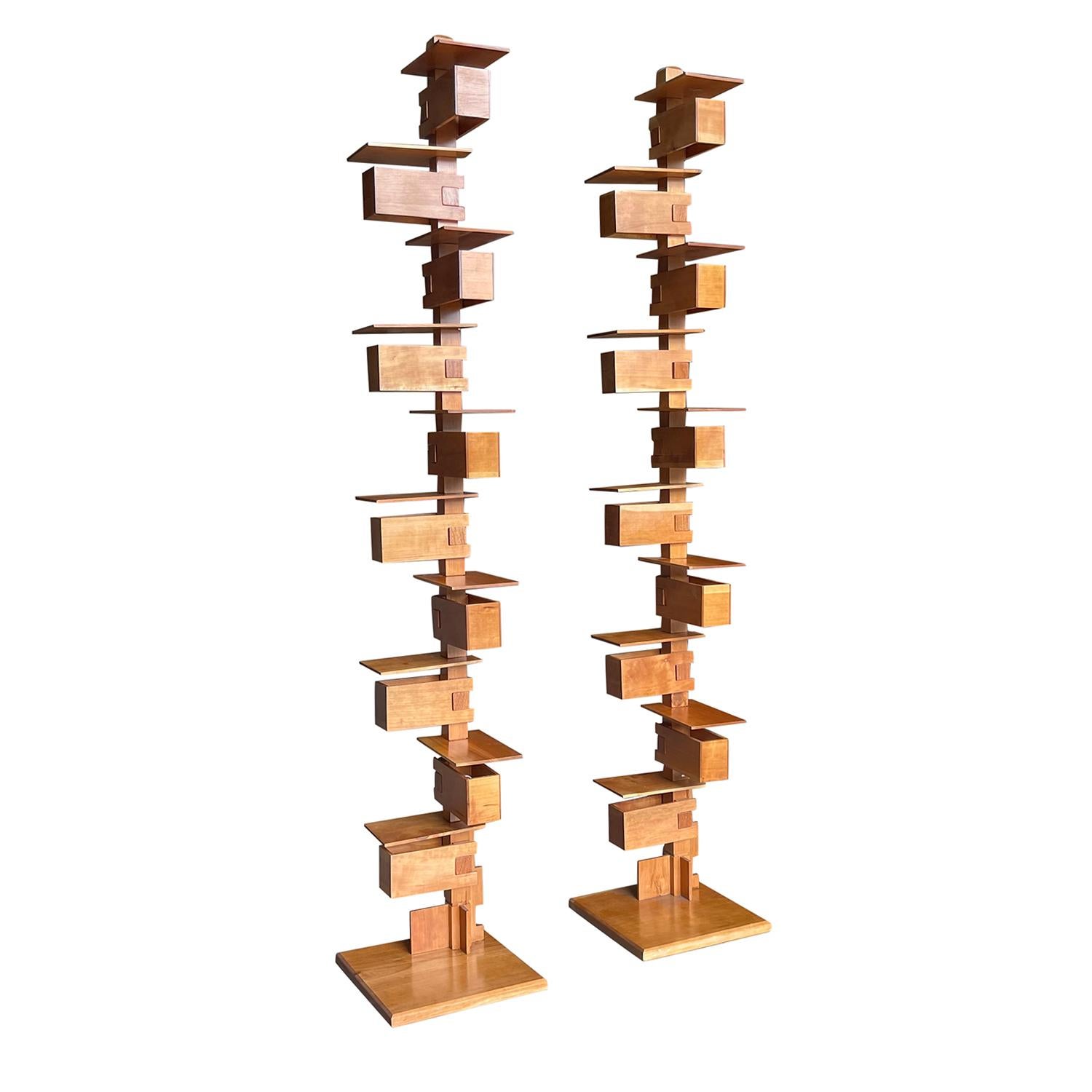 Mid-Century moderno Coppia di lampade da terra in noce del XX secolo di Frank Lloyd Wright, Yamagiwa in vendita