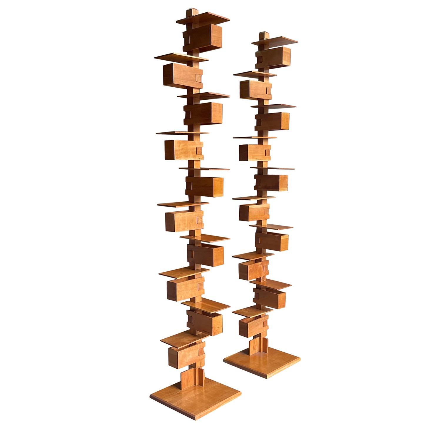 Americano Coppia di lampade da terra in noce del XX secolo di Frank Lloyd Wright, Yamagiwa in vendita