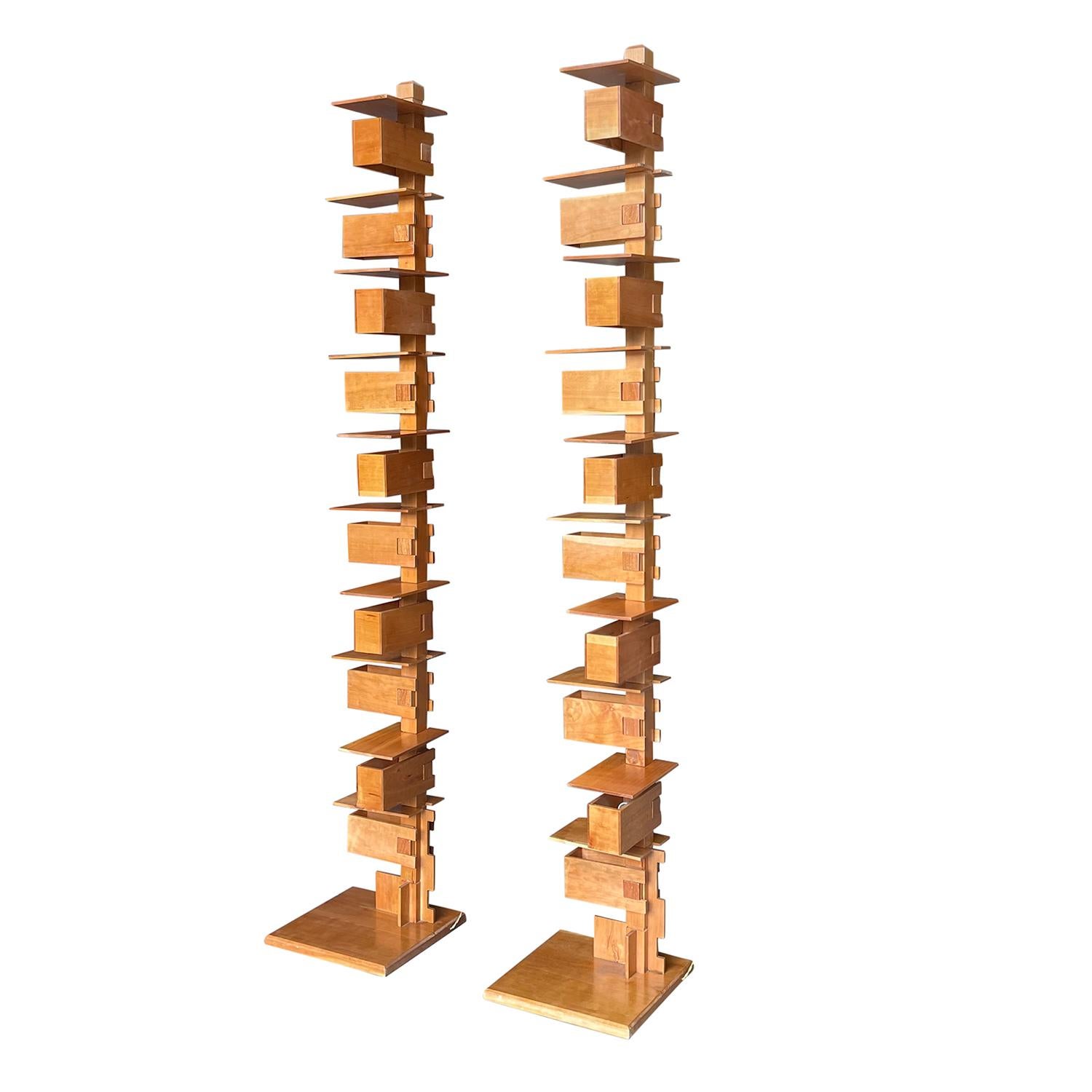 Fatto a mano Coppia di lampade da terra in noce del XX secolo di Frank Lloyd Wright, Yamagiwa in vendita