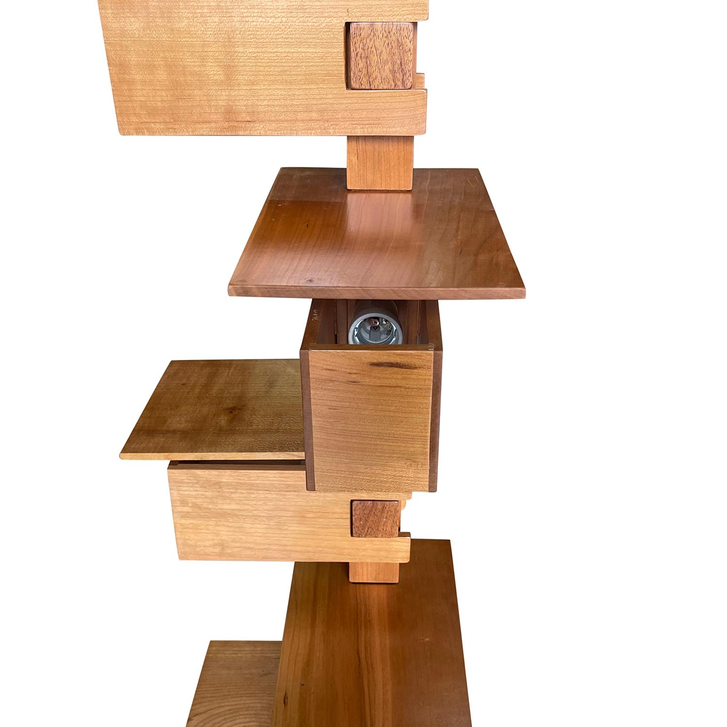 Noce Coppia di lampade da terra in noce del XX secolo di Frank Lloyd Wright, Yamagiwa in vendita