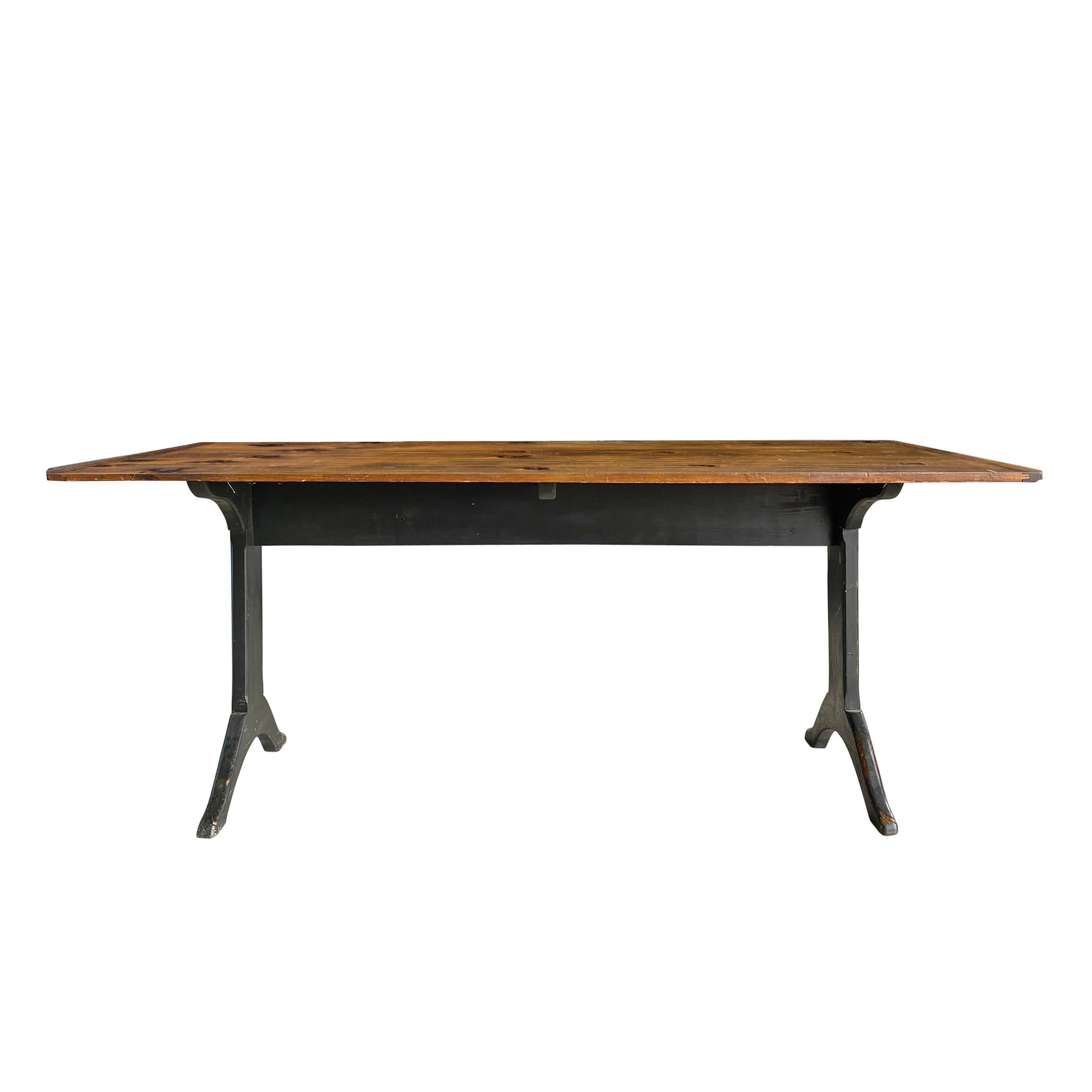 20th Century American Pine Farm Table In Good Condition For Sale In Chicago, IL