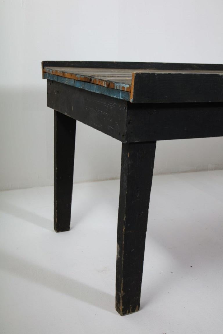Table de travail rustique primitive américaine du XXe siècle en chêne peint en noir en vente 3