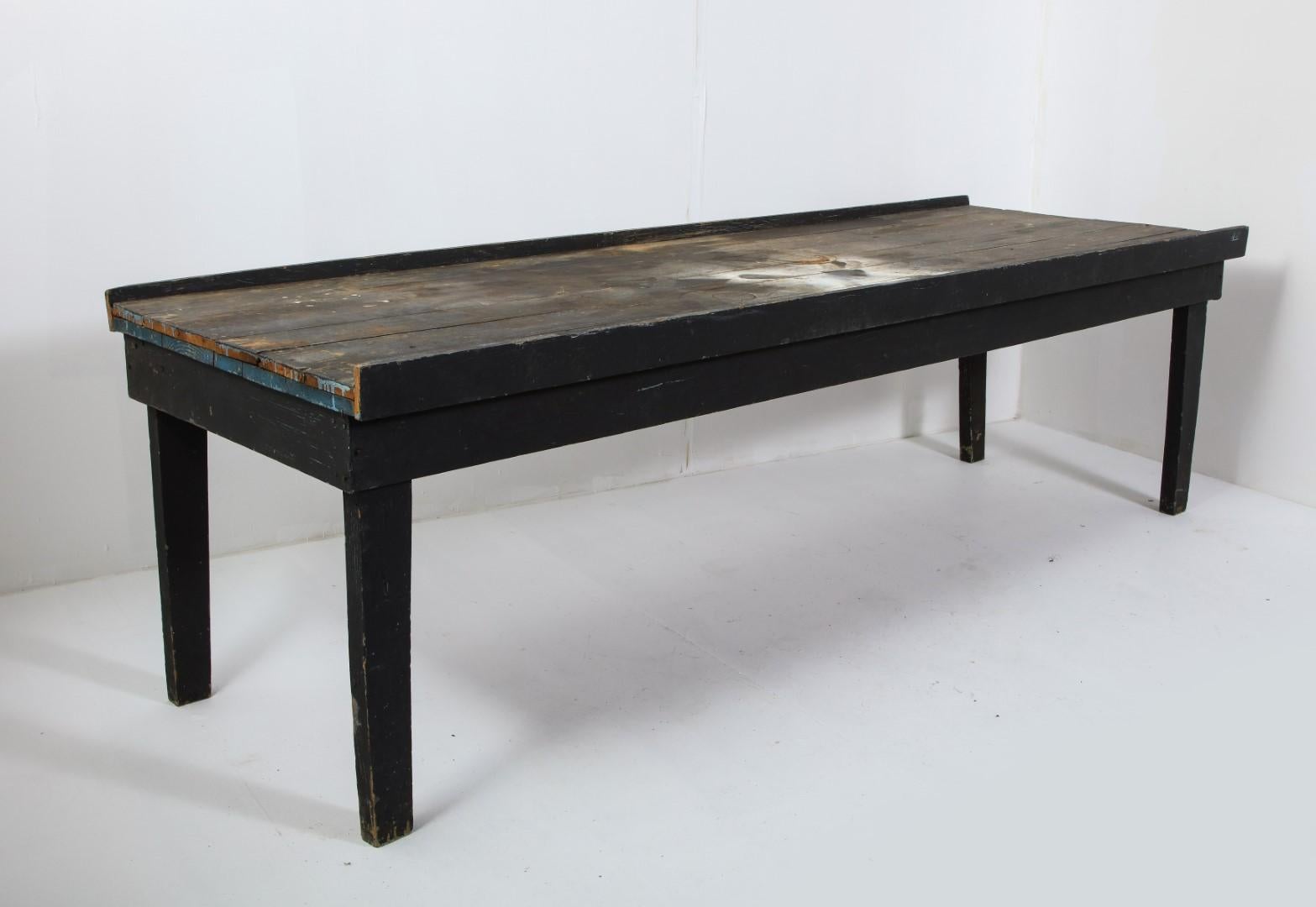 Table de travail rustique primitive américaine du XXe siècle en chêne peint en noir en vente 4