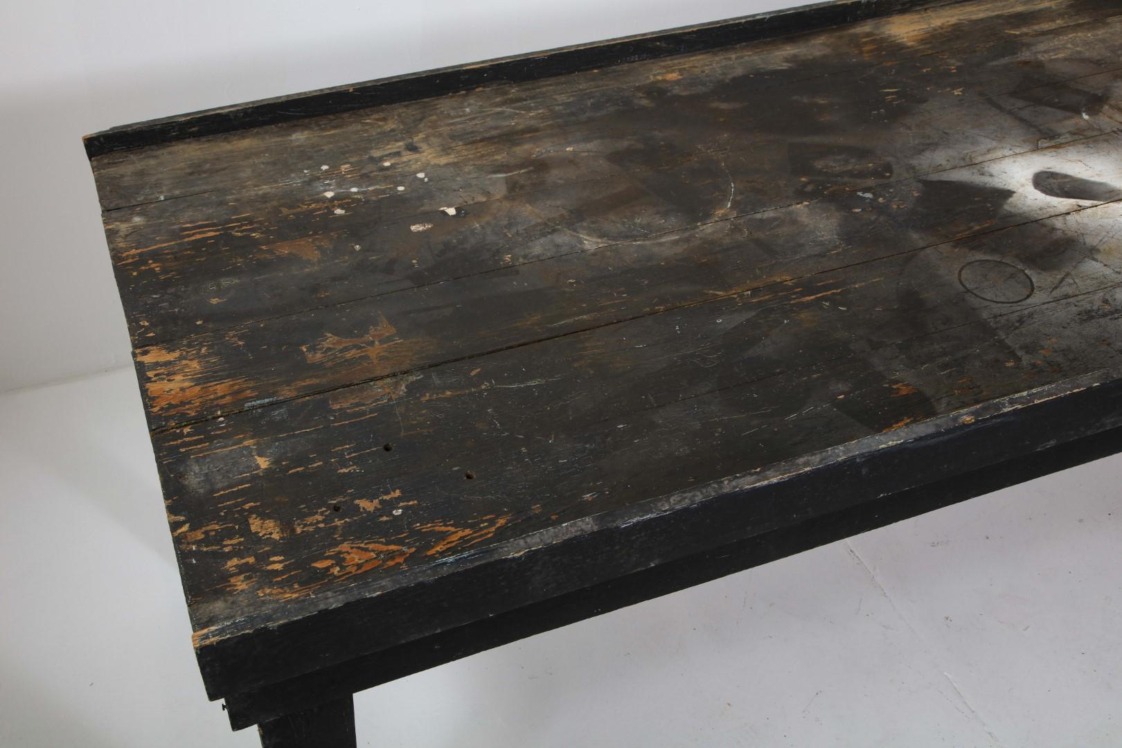 Chêne Table de travail rustique primitive américaine du XXe siècle en chêne peint en noir en vente