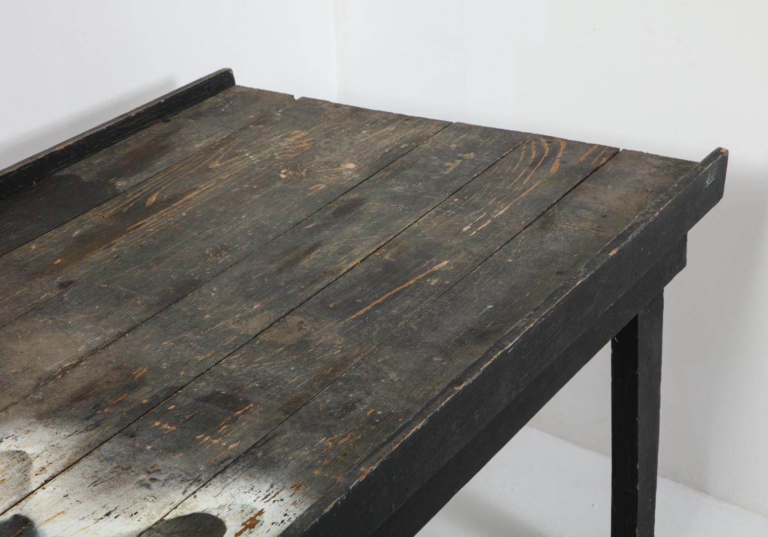 Table de travail rustique primitive américaine du XXe siècle en chêne peint en noir en vente 2