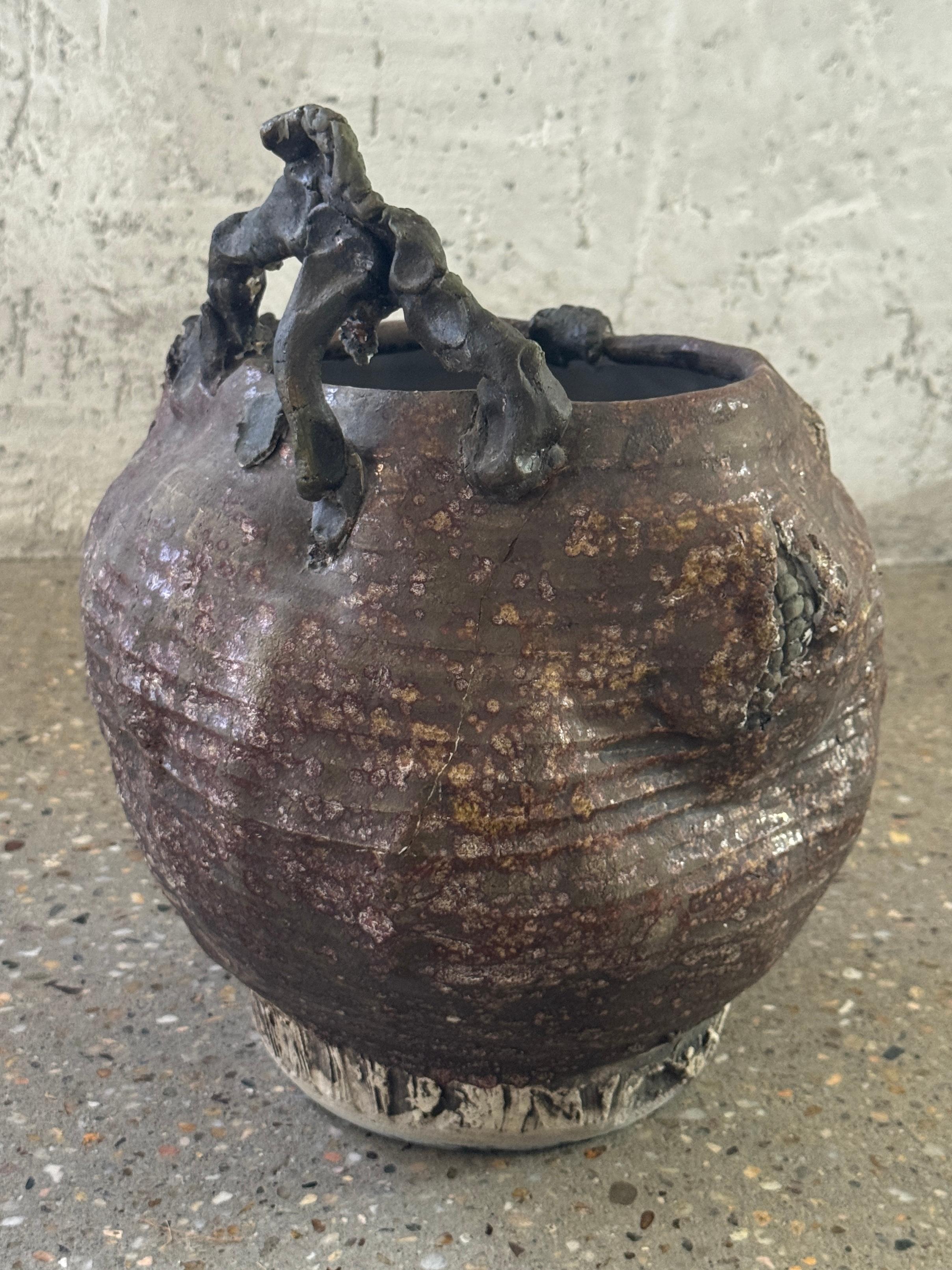 Vaso scultoreo in ceramica Raku del XX secolo con manico di Kelly Fuenning

Vaso primitivo in raku di Kelly Fuenning, un'artista americana di ceramica da studio nota per il suo approccio espressivo e scultoreo alla ceramica cotta in raku. Realizzato