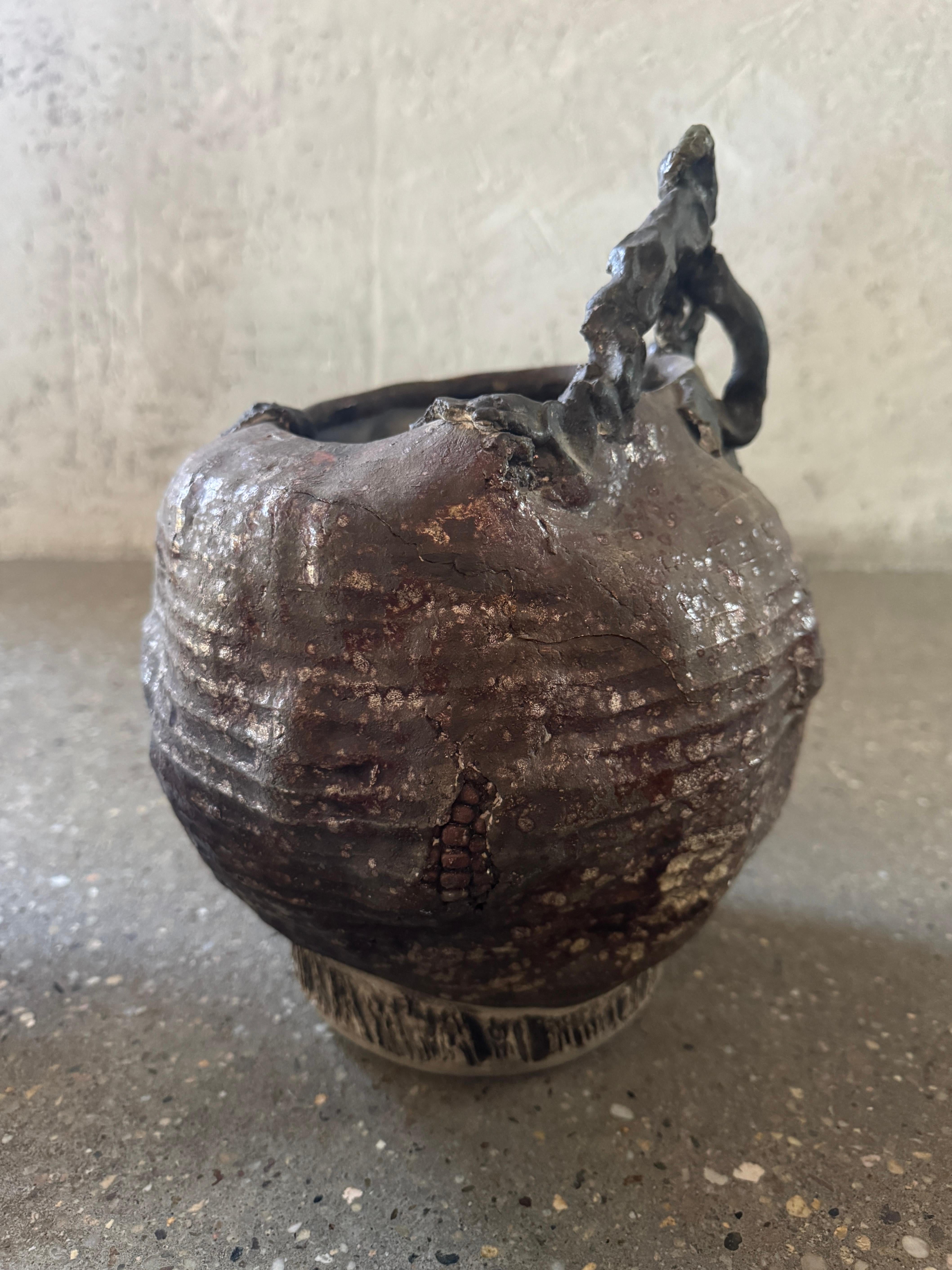 Americano Studio Pottery americano del 20° secolo con manico Raku in stile giapponese Wabi-Sabi in vendita