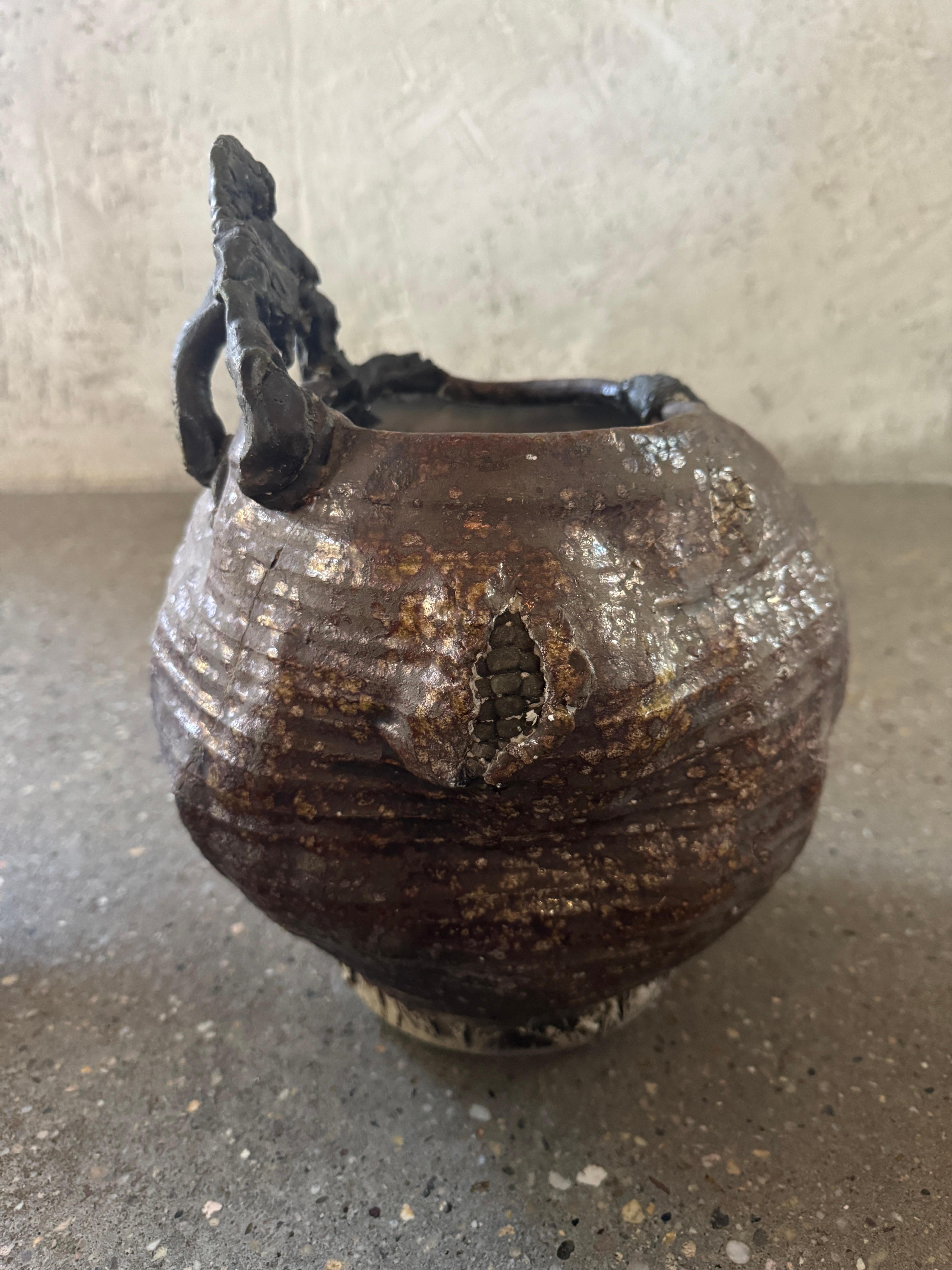 Argilla Studio Pottery americano del 20° secolo con manico Raku in stile giapponese Wabi-Sabi in vendita