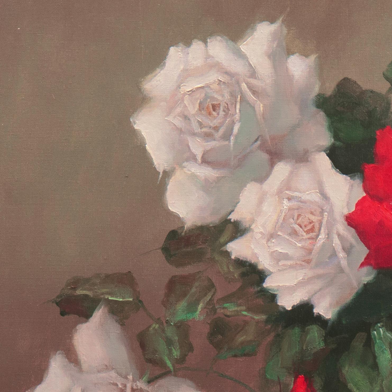 Un dipinto a olio della metà del secolo scorso che raffigura fiori di rosa rossi e rosa blush in contrasto con uno sfondo color oliva-malva. Uno studio botanico eccezionalmente sensibile di mano ignota.
