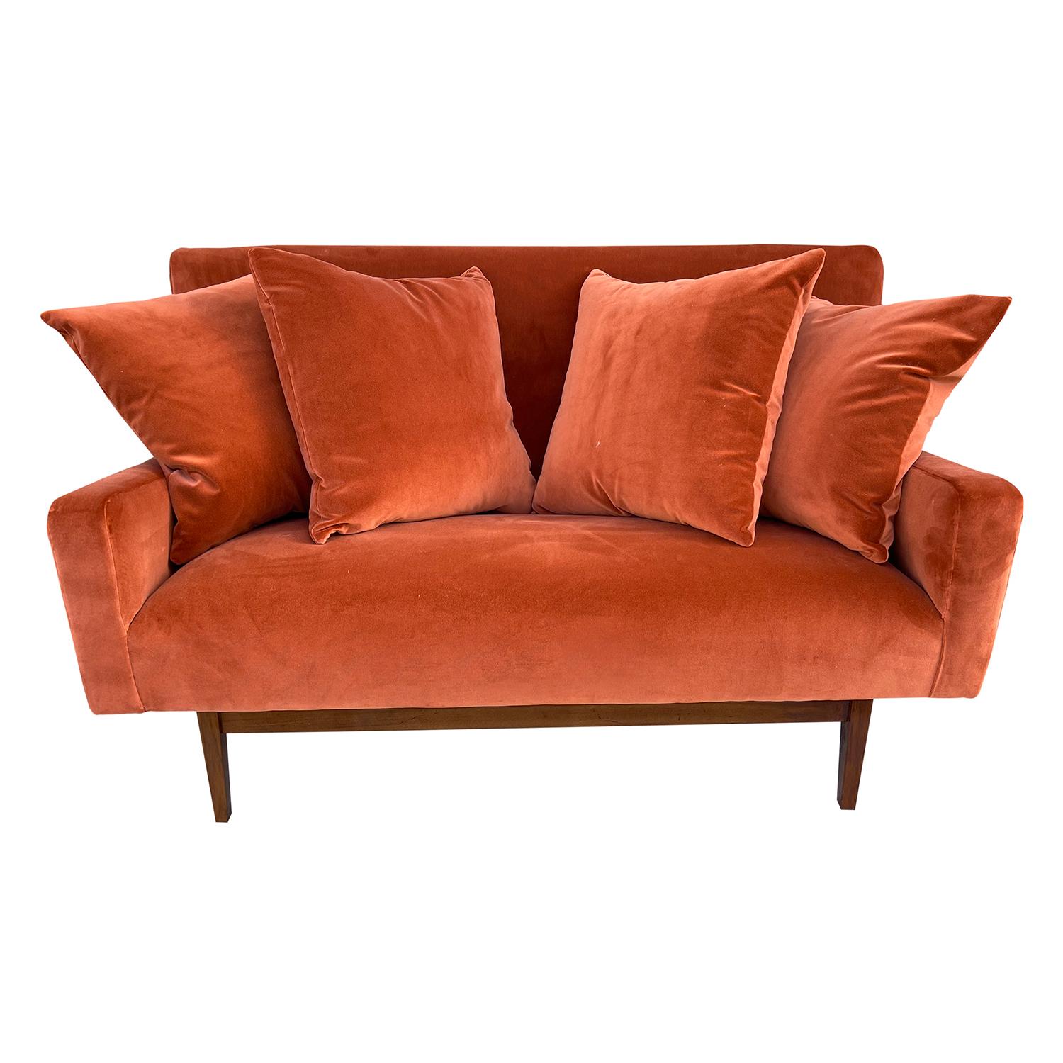 A small, vintage Mid-Century Modern American two seater sofa or settee with four pillows, designed and produced by Jens Risom Design, Model U-151, in good condition. The seat, back rest of the divano is slightly inclinated with a button-tufted back