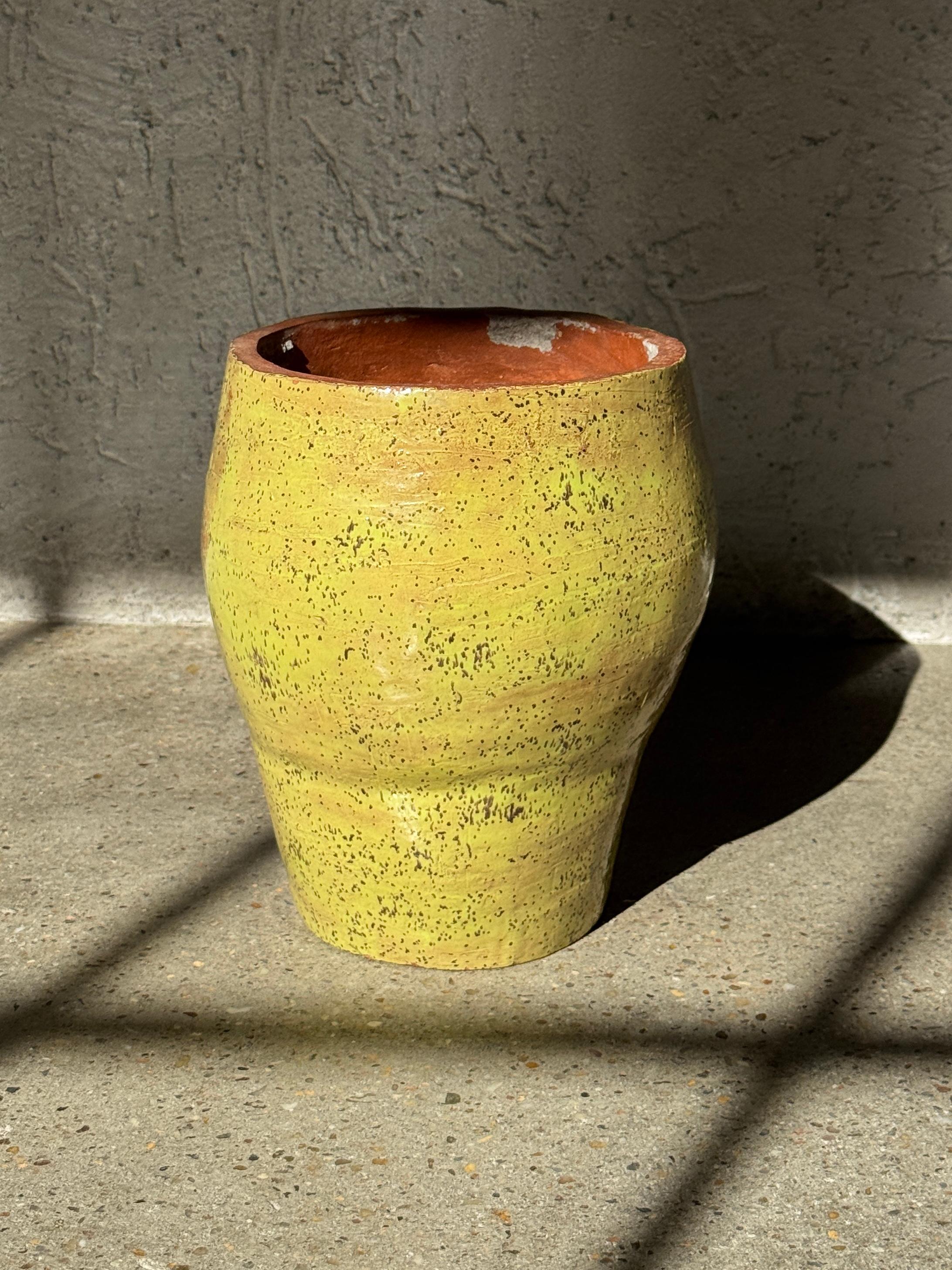 Vaso da studio della metà del XX secolo in cedro


Dimensioni: H. H. 9,25 x W. 8, con un'apertura di 6 pollici e una base di 5 pollici.