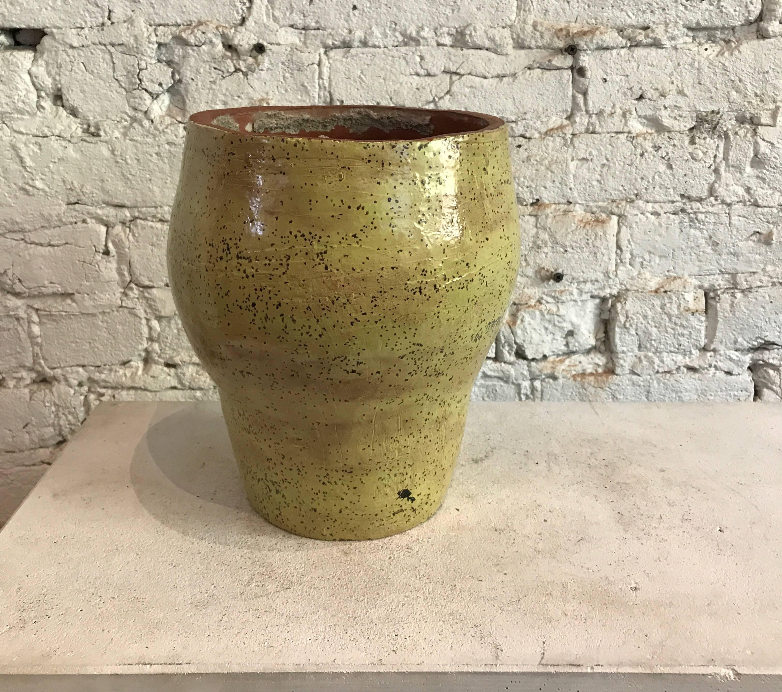Mid-20th century studio pot in citron


Dimensions: 9.25 in H x 8 in W, with 6 in opening and a 5 in base.