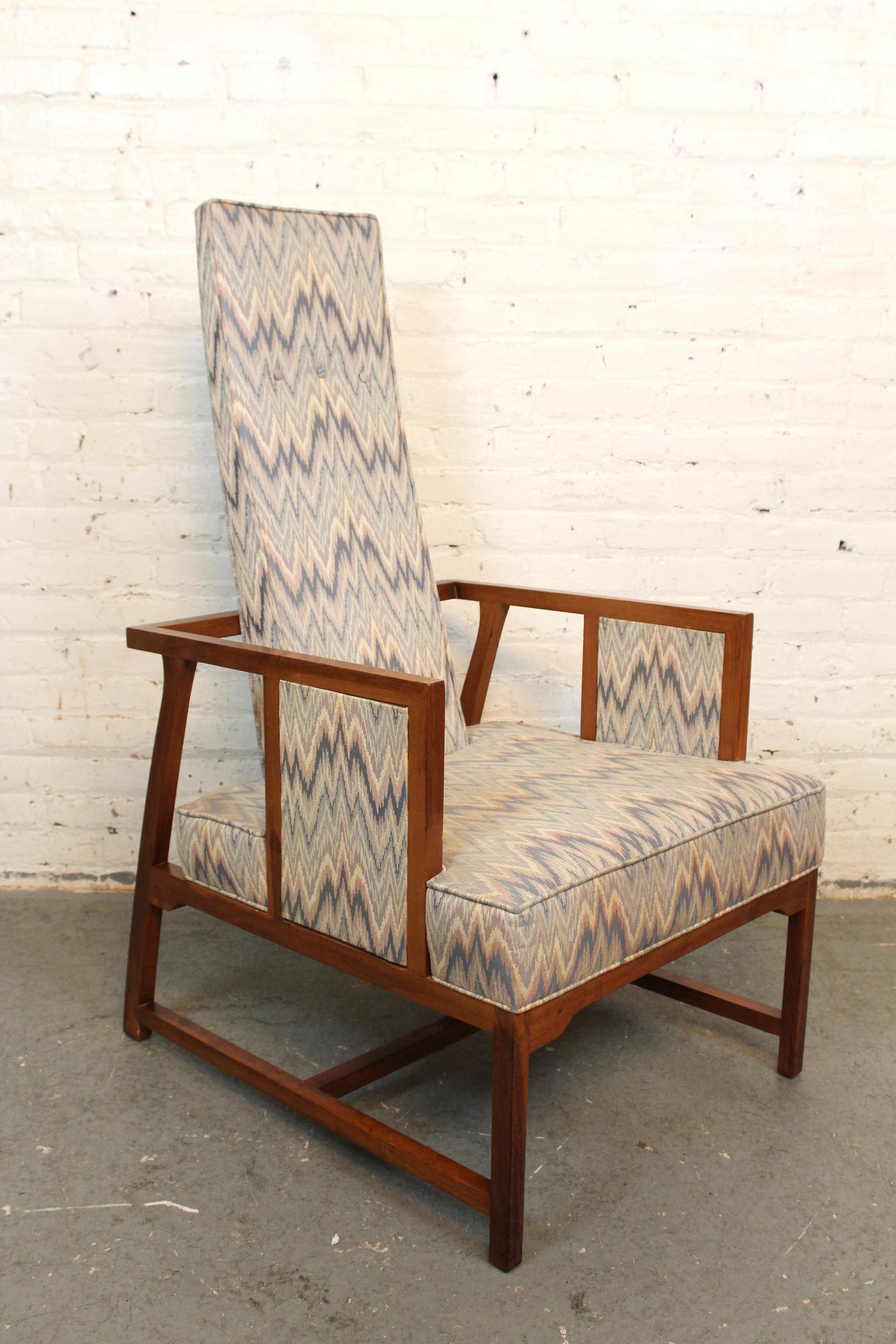Non lasciarti sfuggire un'occasione unica nella vita con questa sedia da salotto americana vintage davvero unica e adatta a un re. Di dimensioni simili a quelle di un trono, questa seduta con schienale alto presenta caratteristiche squisite