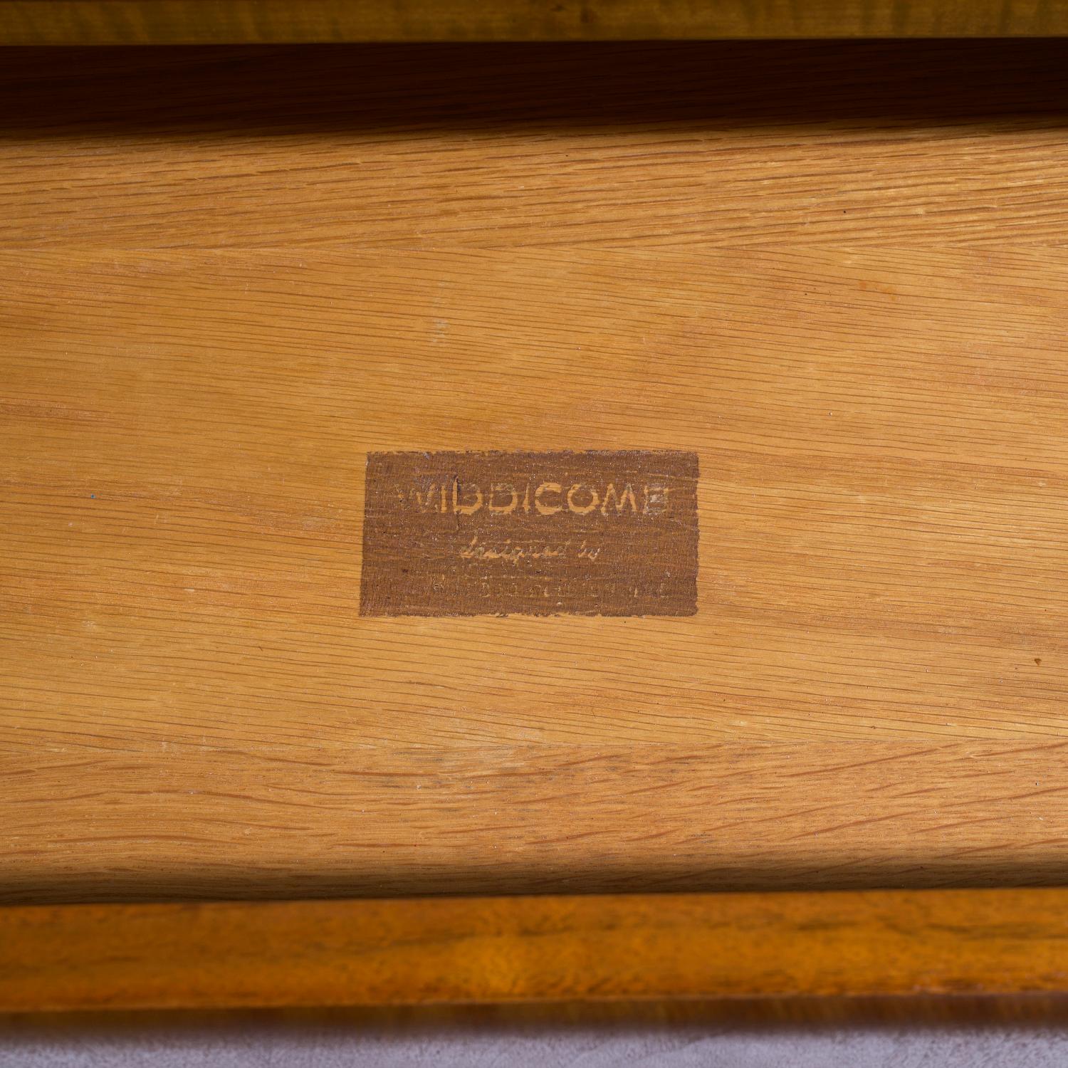 20ème siècle américain Vintage Widdicomb commode en noyer par AT&T Robsjohn Gibbings en vente 3