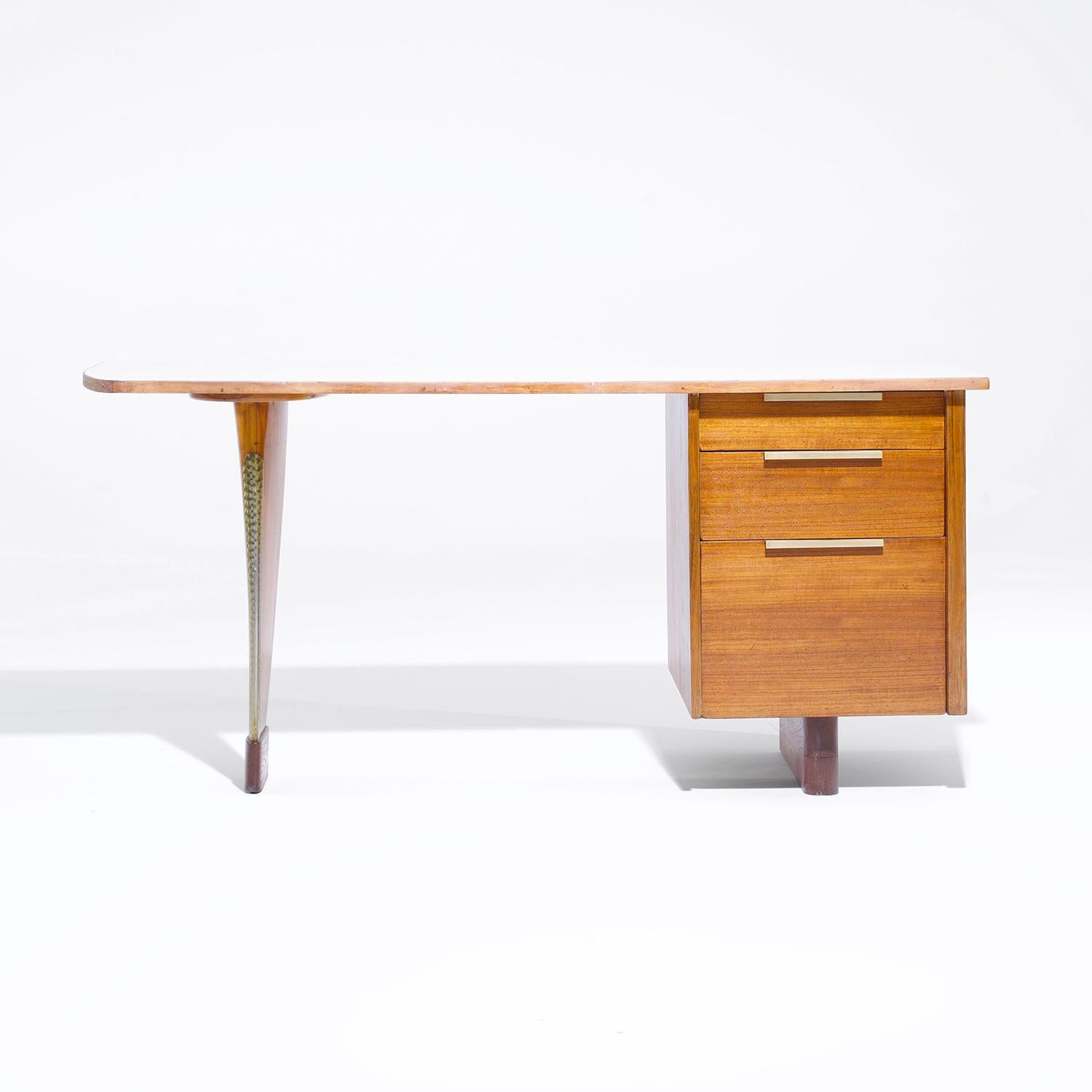 Uno scrittoio vintage del Mid-Century Modern americano in noce lavorato a mano, disegnato da Vladimir Kagan, in buone condizioni. Il tavolino da ufficio è composto da tre cassetti a destra, costituiti dalla maniglia originale in ottone e dal