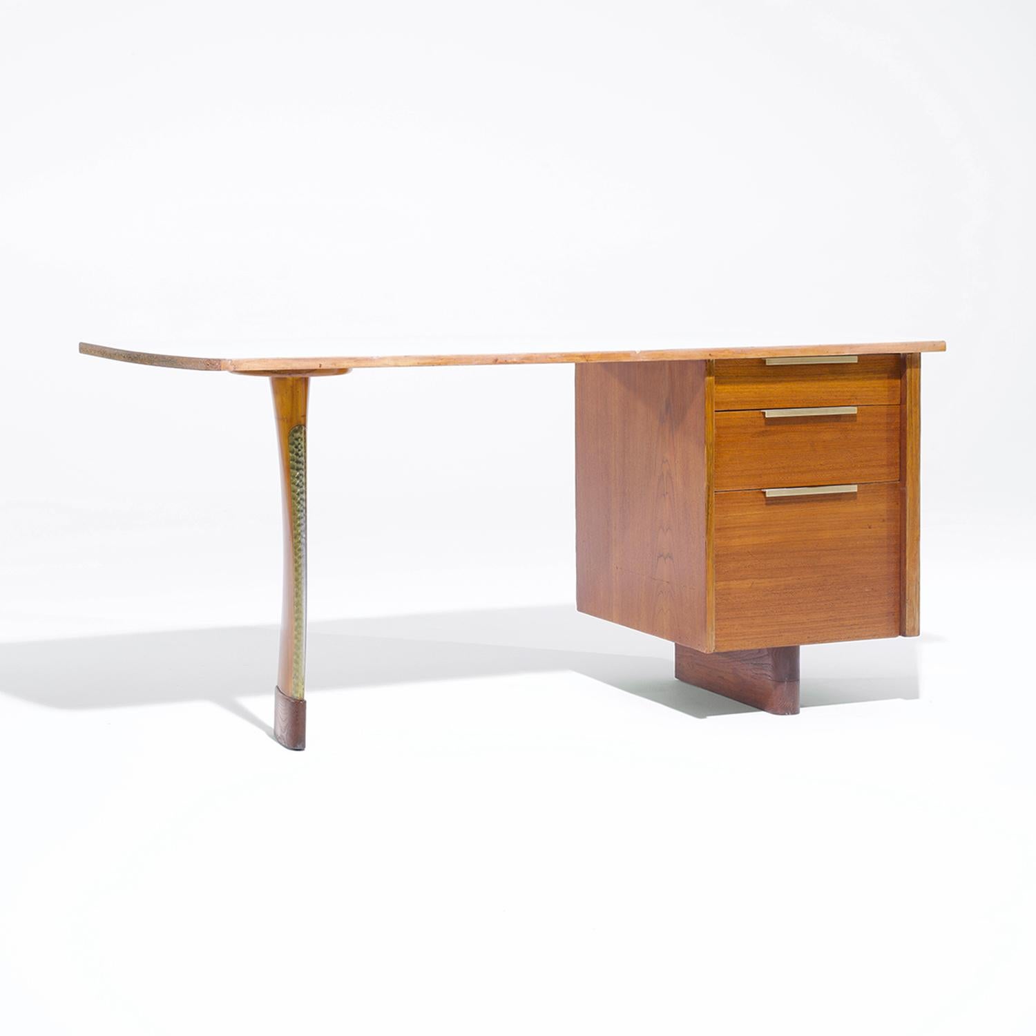 Mid-Century moderno Scrivania americana del XX secolo in noce e ciliegio di Vladimir Kagan in vendita