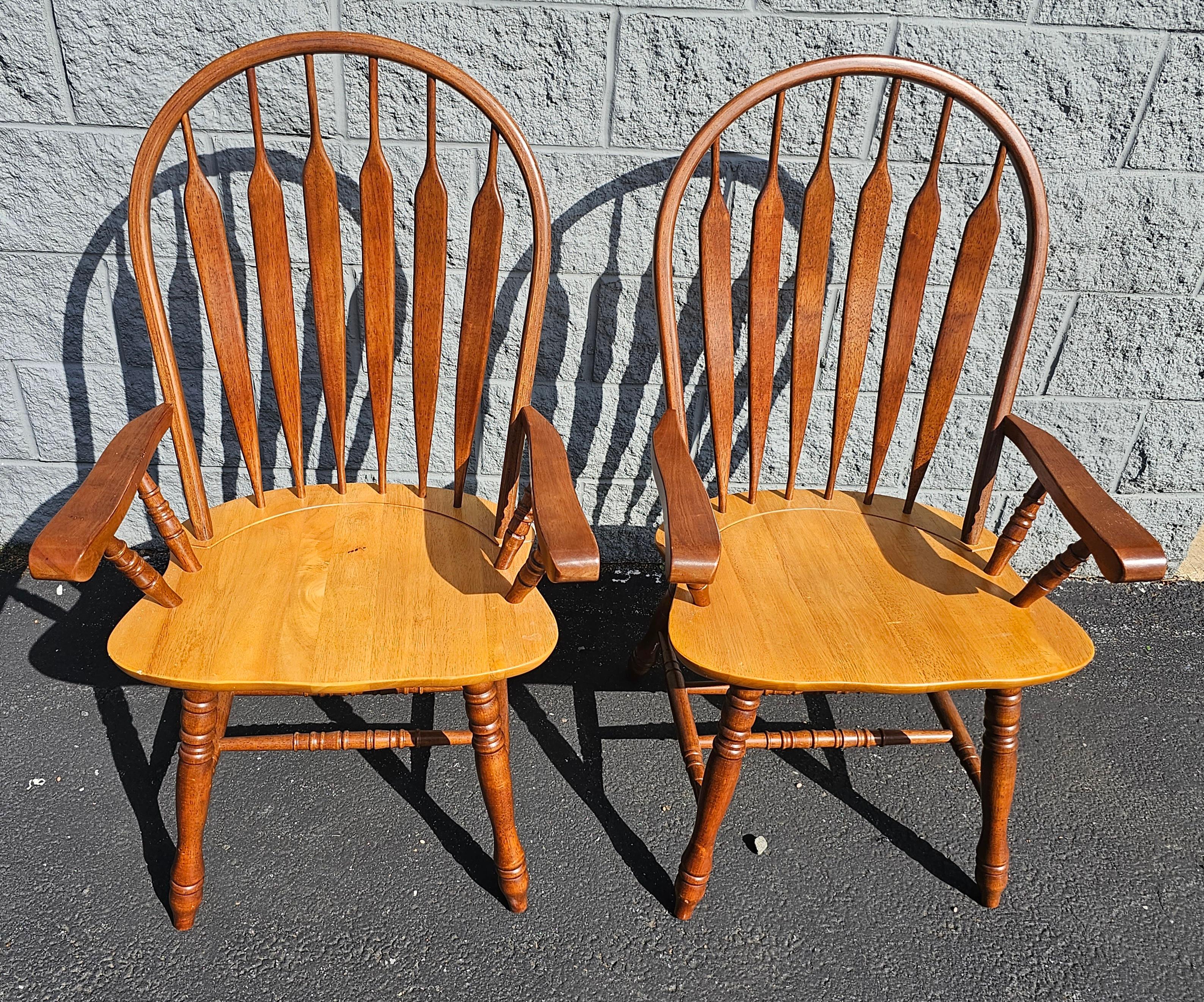 A beautiful pair of 20th Century Amish Elm and Beech Windsor Armchairs in great great condition. Measure 23
