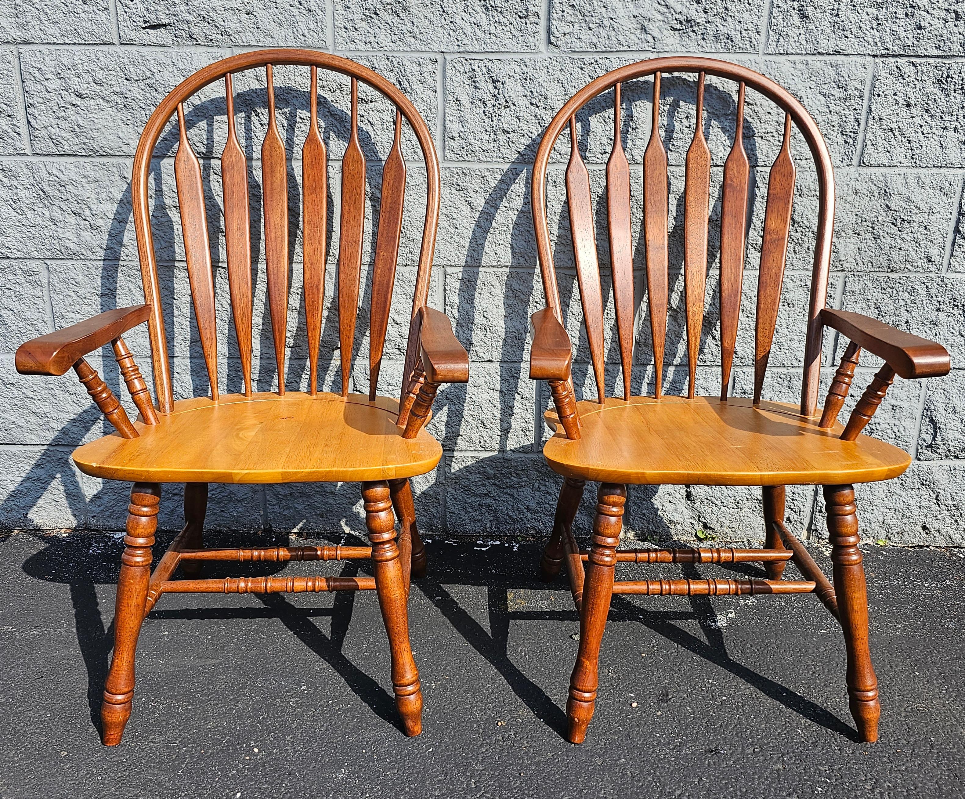 Arts and Crafts Paires de fauteuils Windsor en orme et hêtre du 20e siècle, Amish en vente