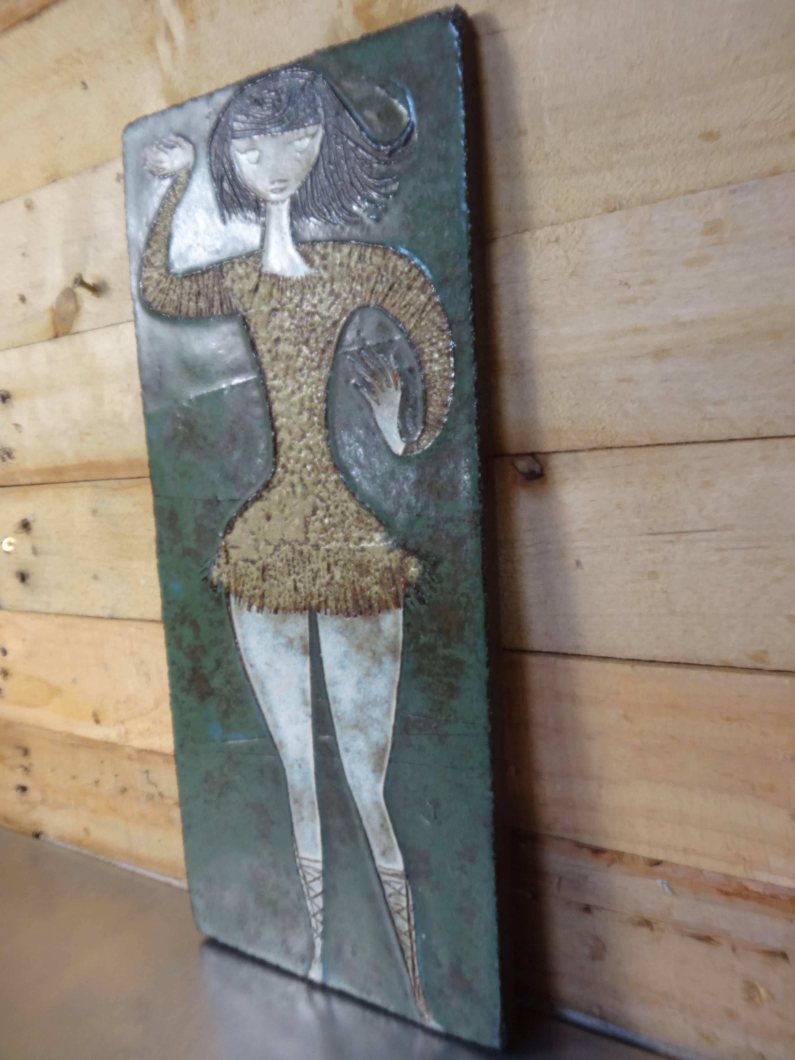 20. Jahrhundert Amphoren-Wandtafel aus Keramik mit einem tanzenden Mädchen:: beschriftet (Moderne der Mitte des Jahrhunderts)