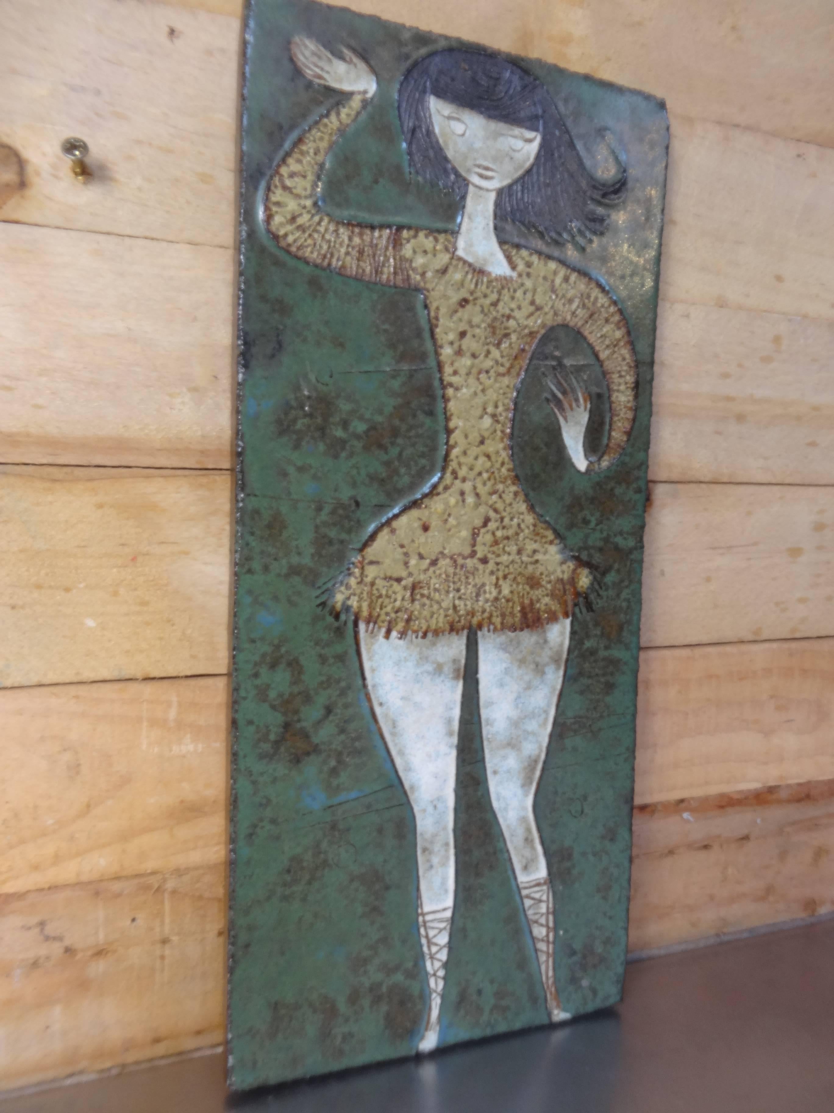 20. Jahrhundert Amphoren-Wandtafel aus Keramik mit einem tanzenden Mädchen:: beschriftet (Österreichisch)