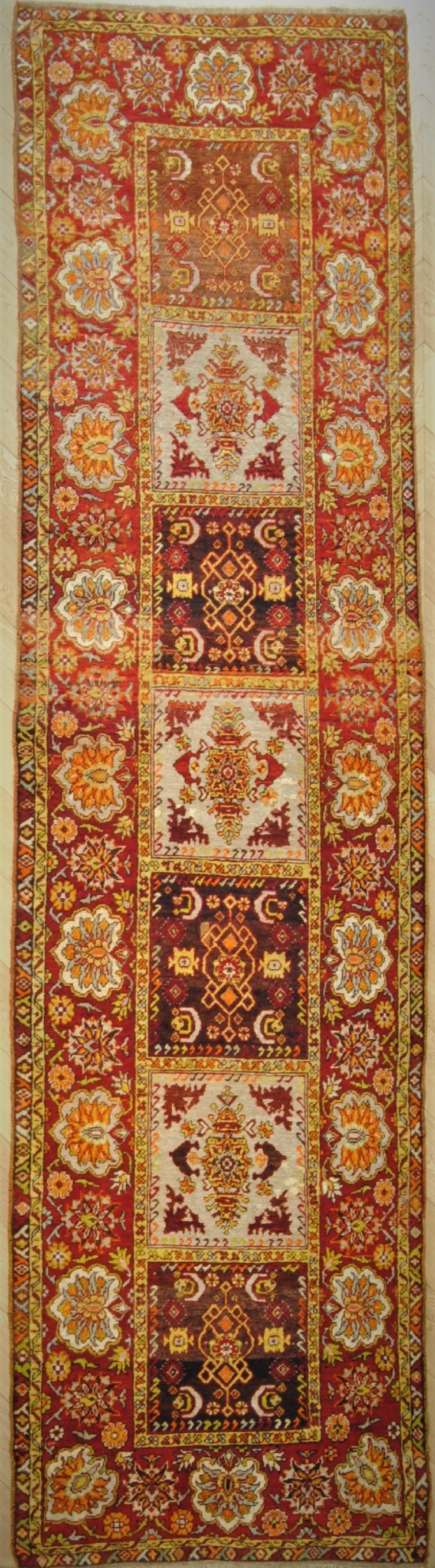 Ce beau tapis anatolien provient de la région de FETHIYE sur la côte ouest. Ses principales caractéristiques, outre la laine douce et brillante, sont les couleurs chaudes de la terre et la décoration qui est plus gracieuse que celle des autres tapis