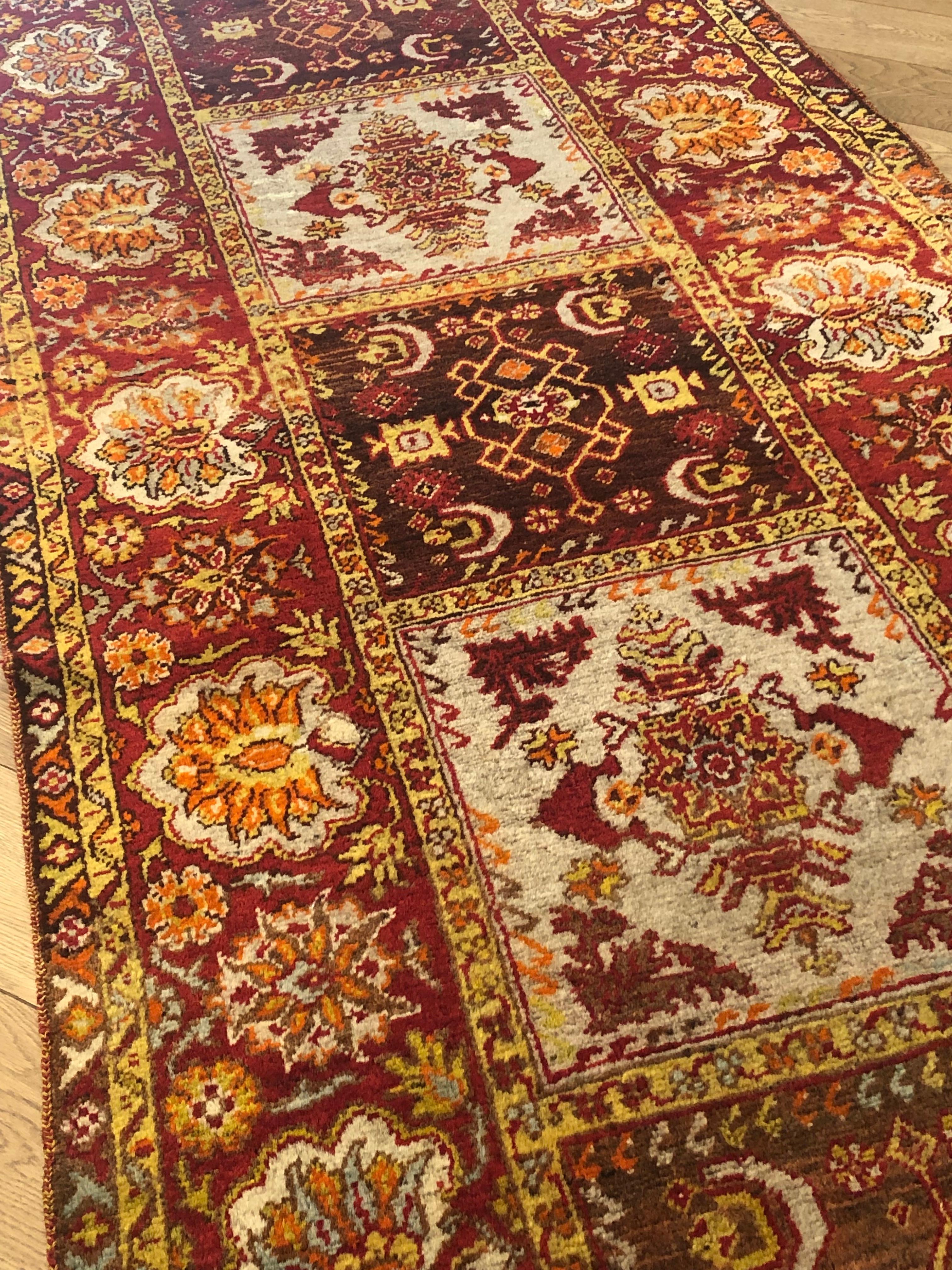 Laine Tapis d'Anatolie du 20ème siècle aux couleurs de la terre d'Anatolie, brun, rouge et jaune, vers 1920 en vente