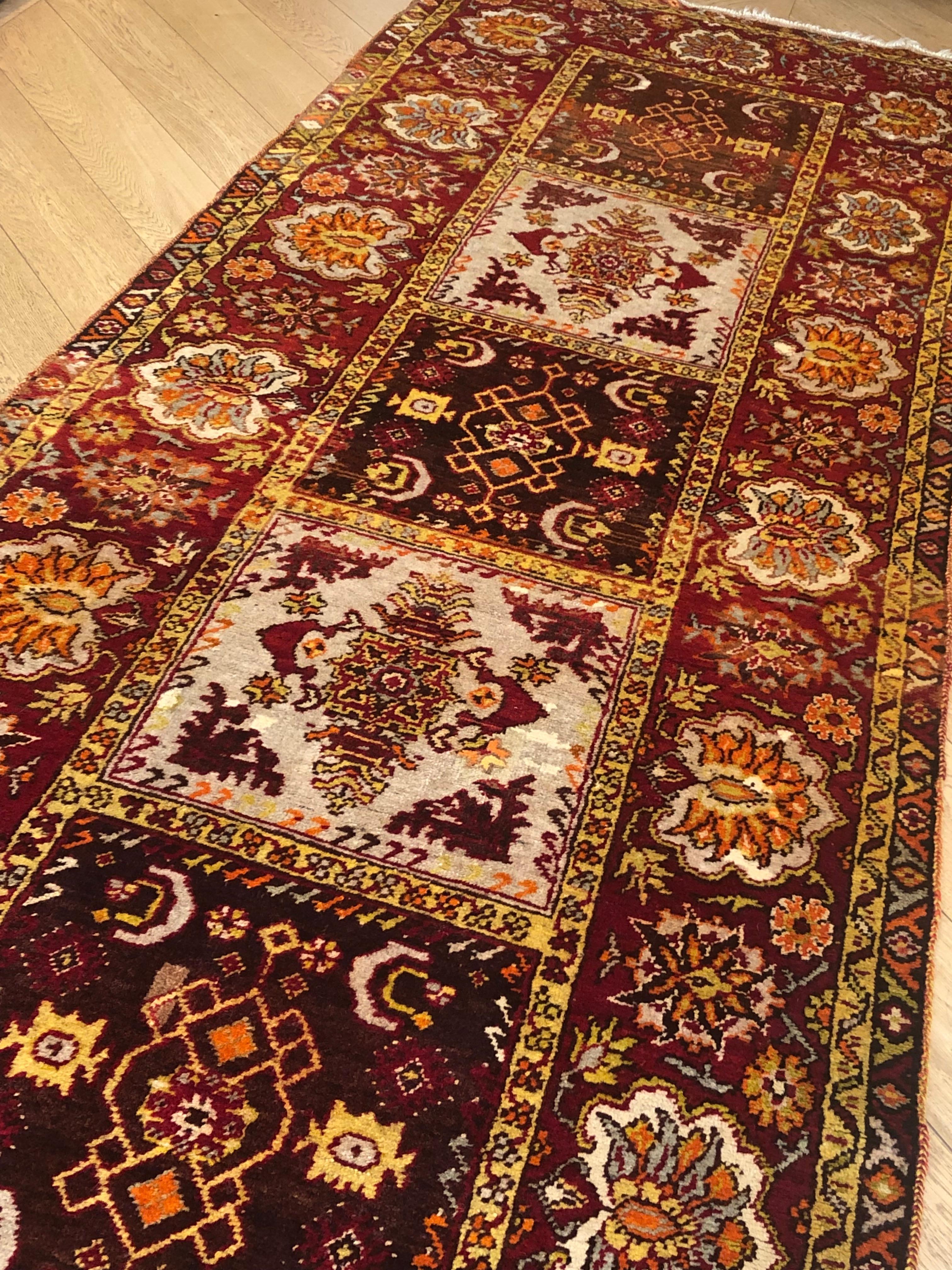 Tapis d'Anatolie du 20ème siècle aux couleurs de la terre d'Anatolie, brun, rouge et jaune, vers 1920 en vente 1