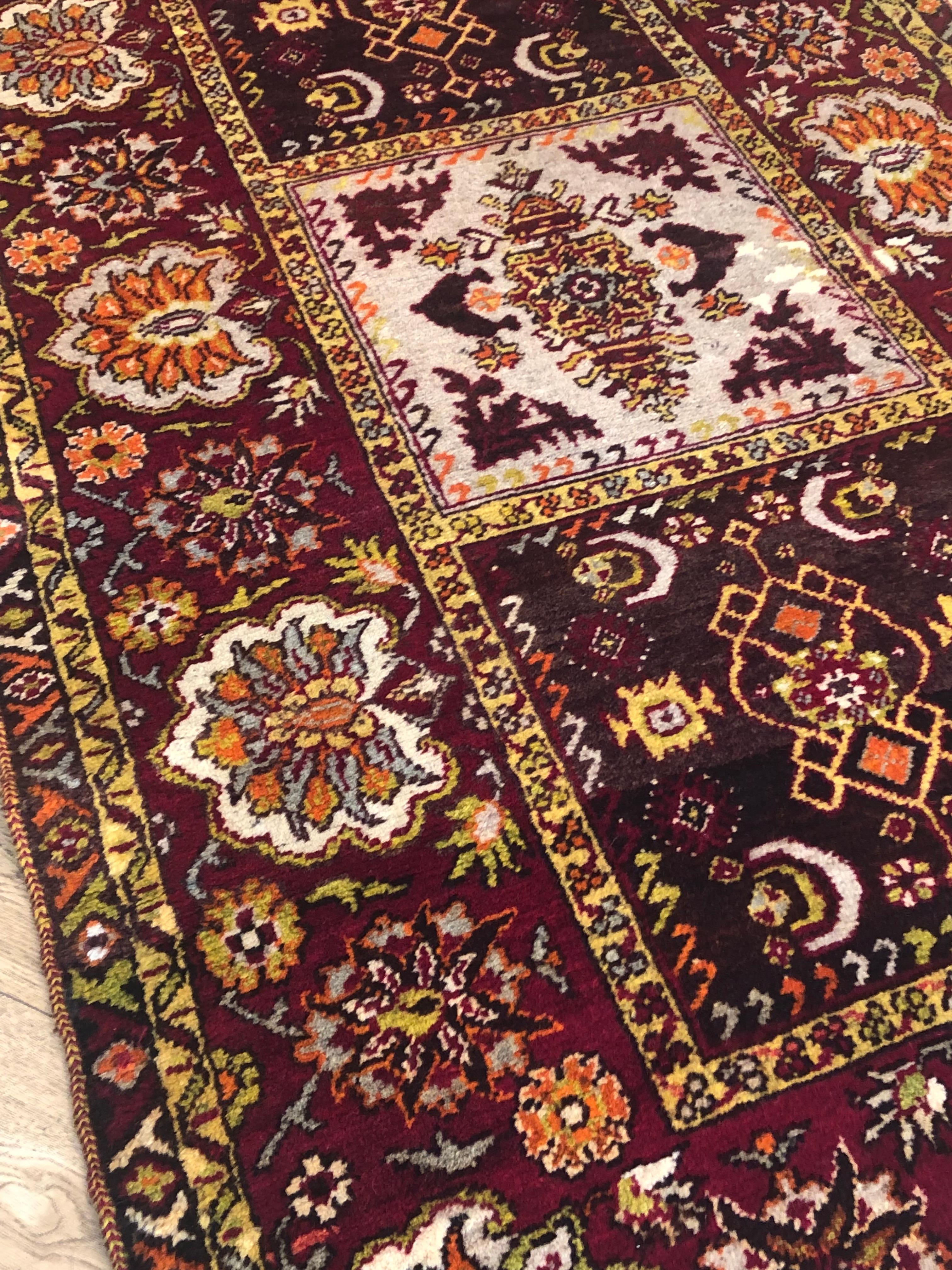 Tapis d'Anatolie du 20ème siècle aux couleurs de la terre d'Anatolie, brun, rouge et jaune, vers 1920 en vente 2