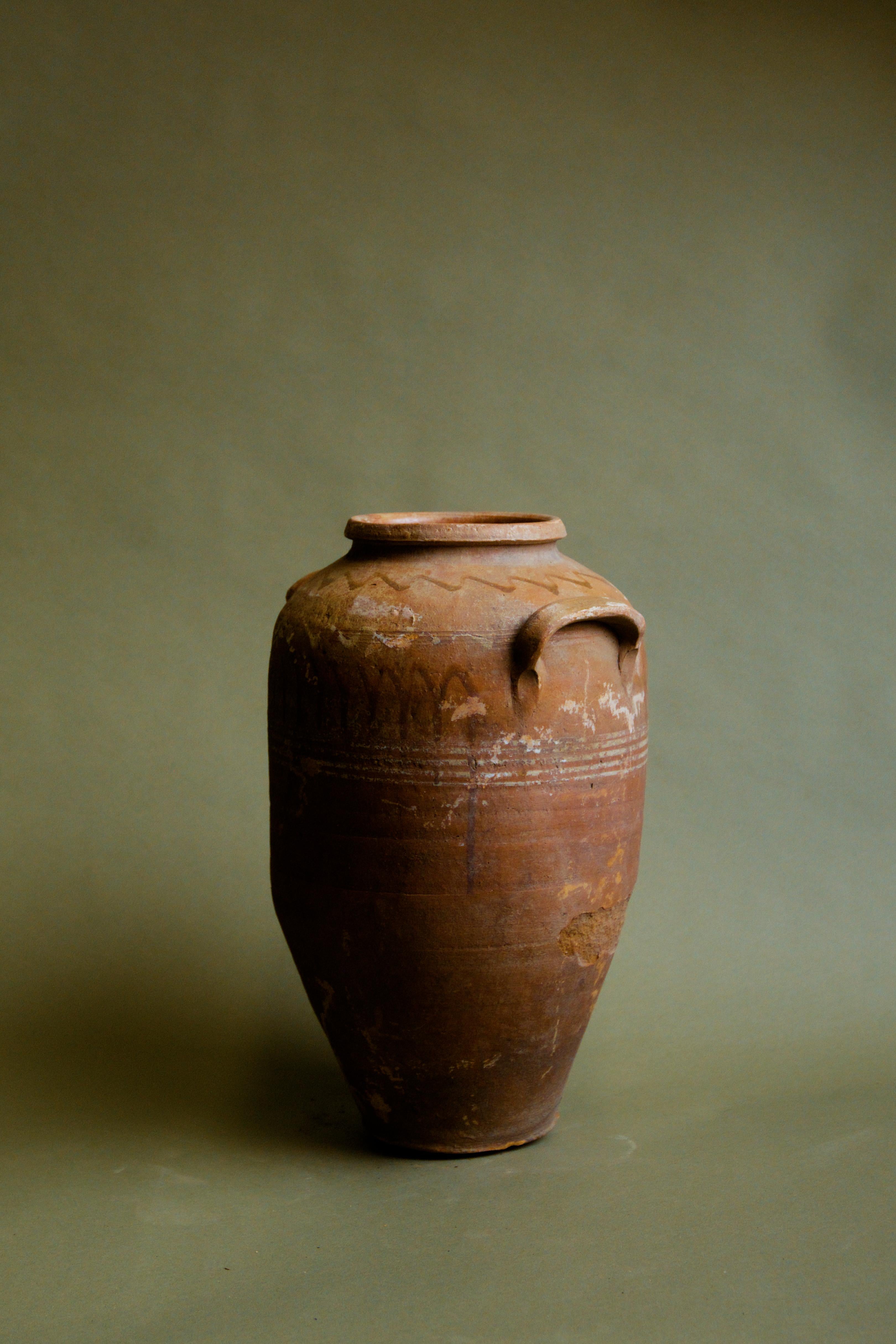 Questo vaso in terracotta anatolica del XX secolo è un recipiente in argilla vintage di ottima fattura che dona un tocco autentico di eredità turca a qualsiasi arredamento rustico, mediterraneo, casalingo o di ispirazione cottagecore. 

Utilizzato