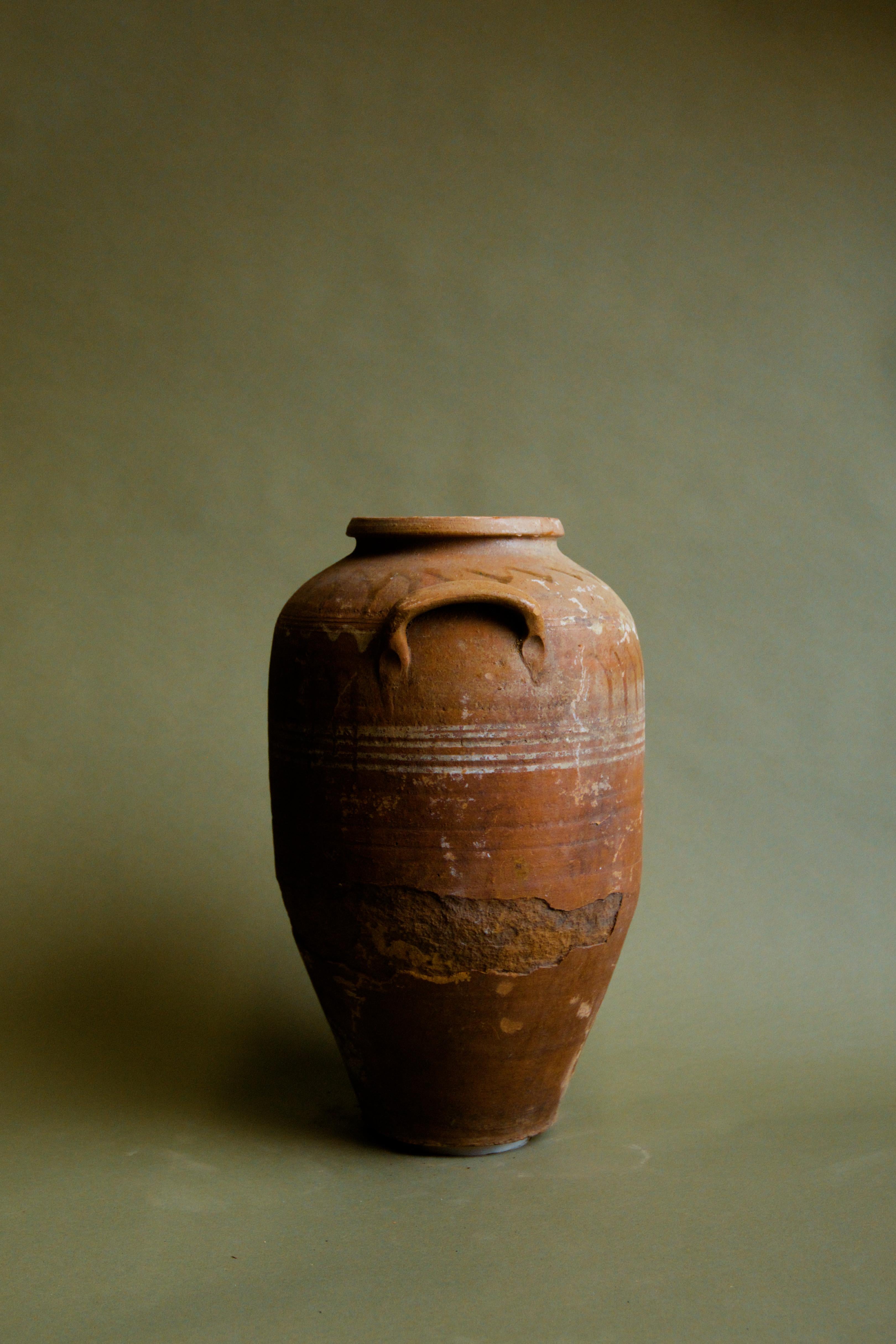 Intagliato a mano Vaso portaoggetti in terracotta anatolica del XX secolo in vendita