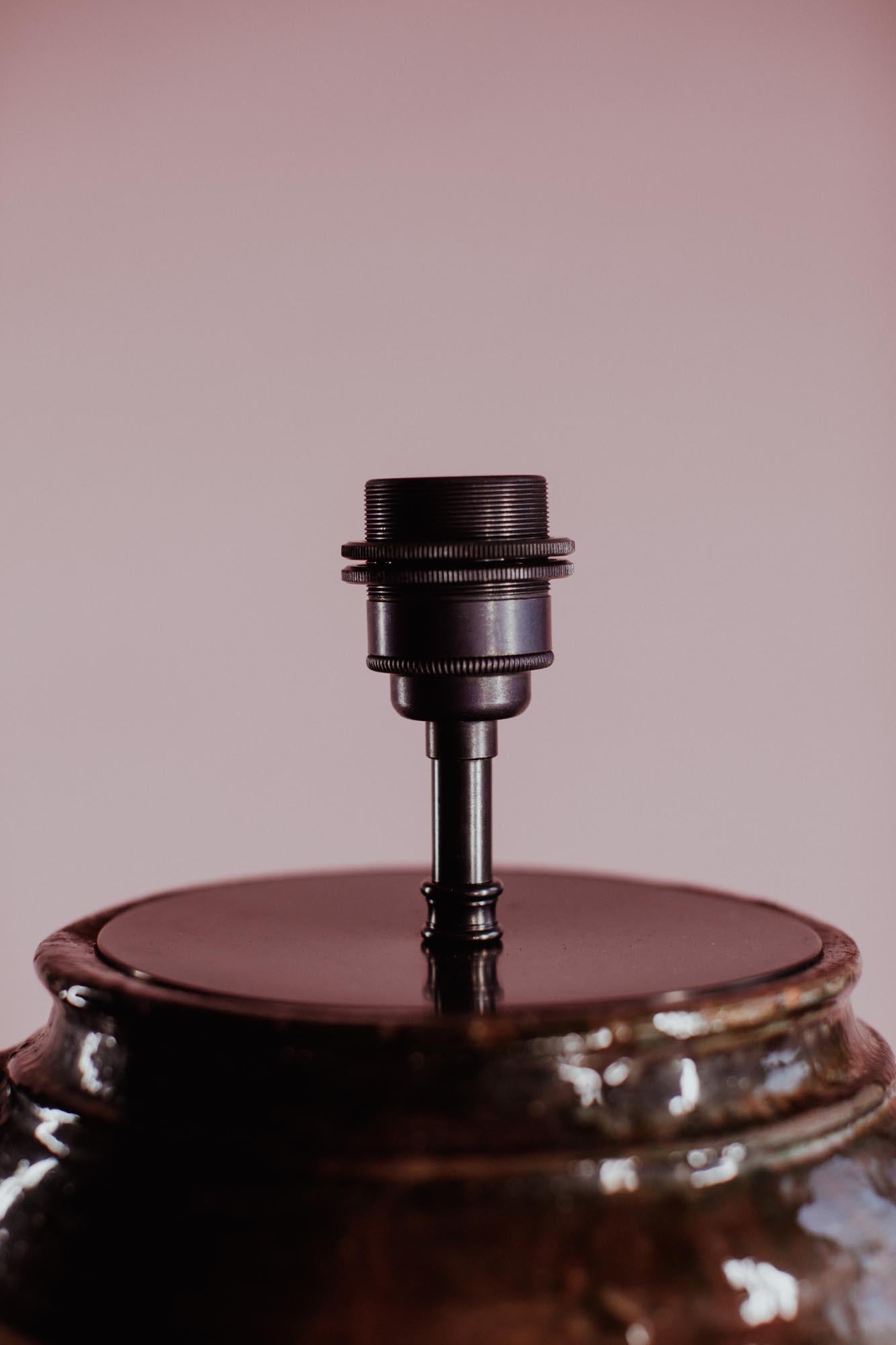 Sculpté à la main Lampe de table du 20e siècle en terre cuite anatolienne émaillée de vert en vente