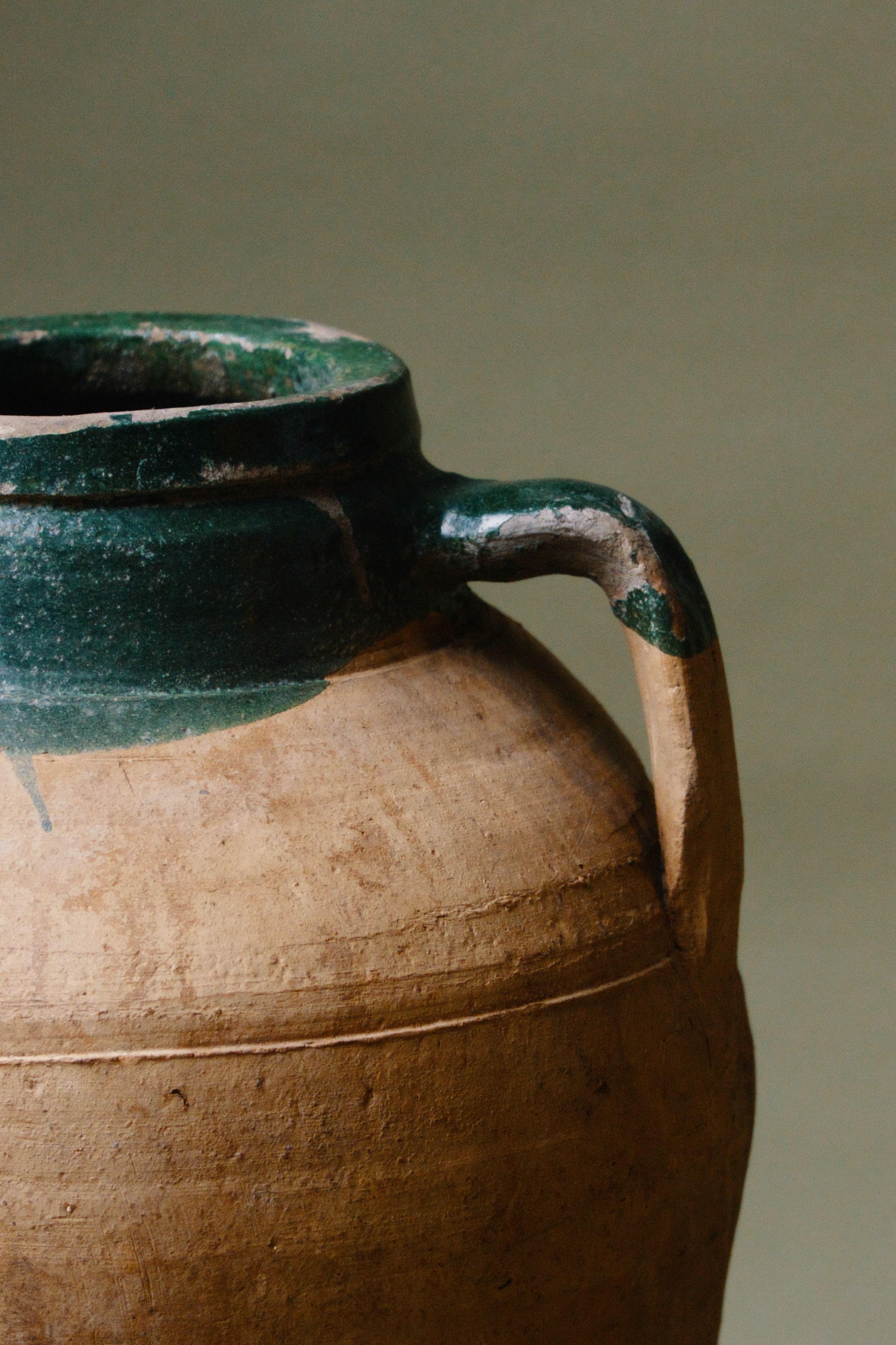 Sculpté à la main Vase en terre cuite à glaçure verte d'Anatolie du 20e siècle en vente