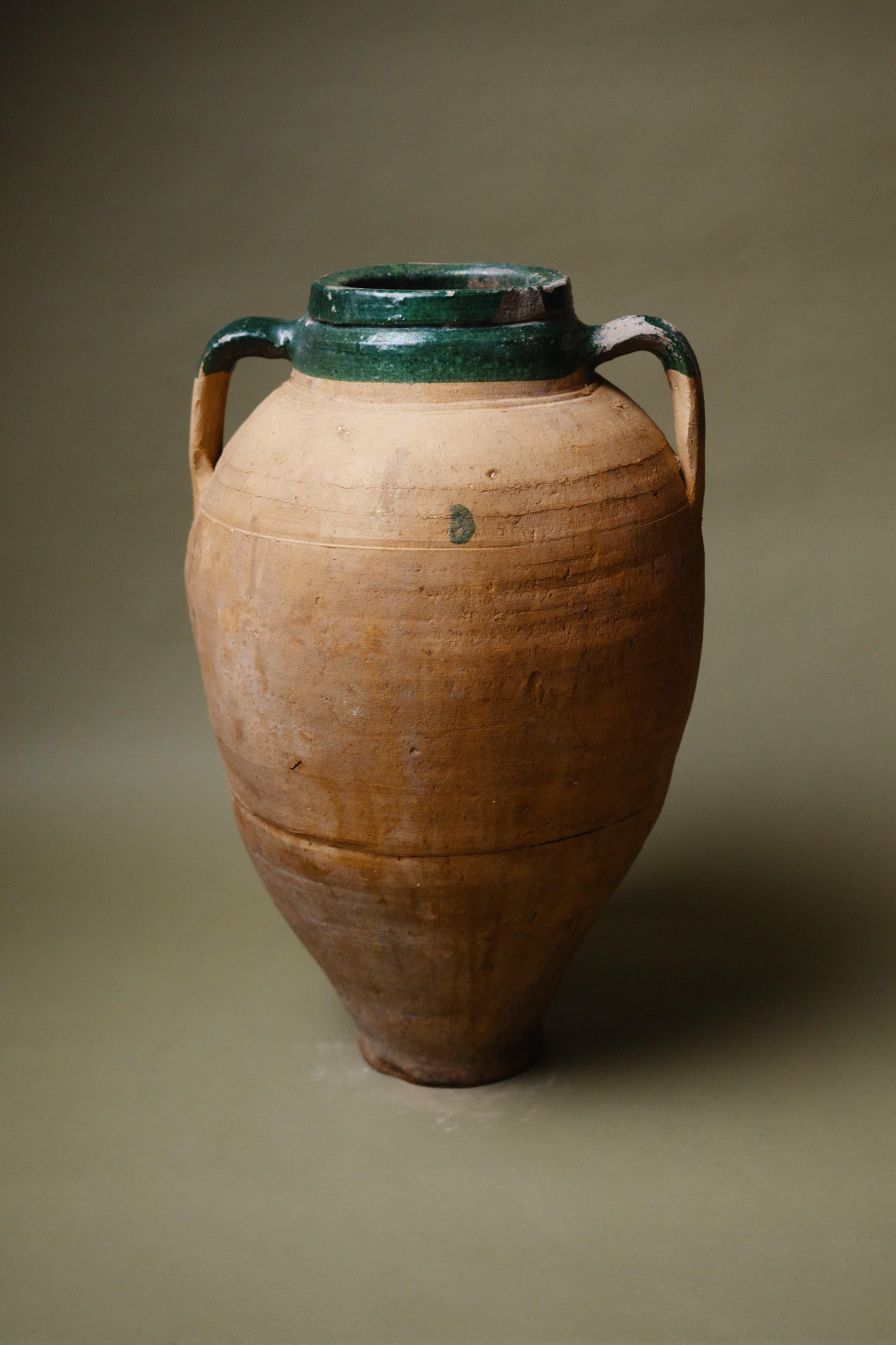 Milieu du XXe siècle Vase en terre cuite à glaçure verte d'Anatolie du 20e siècle en vente